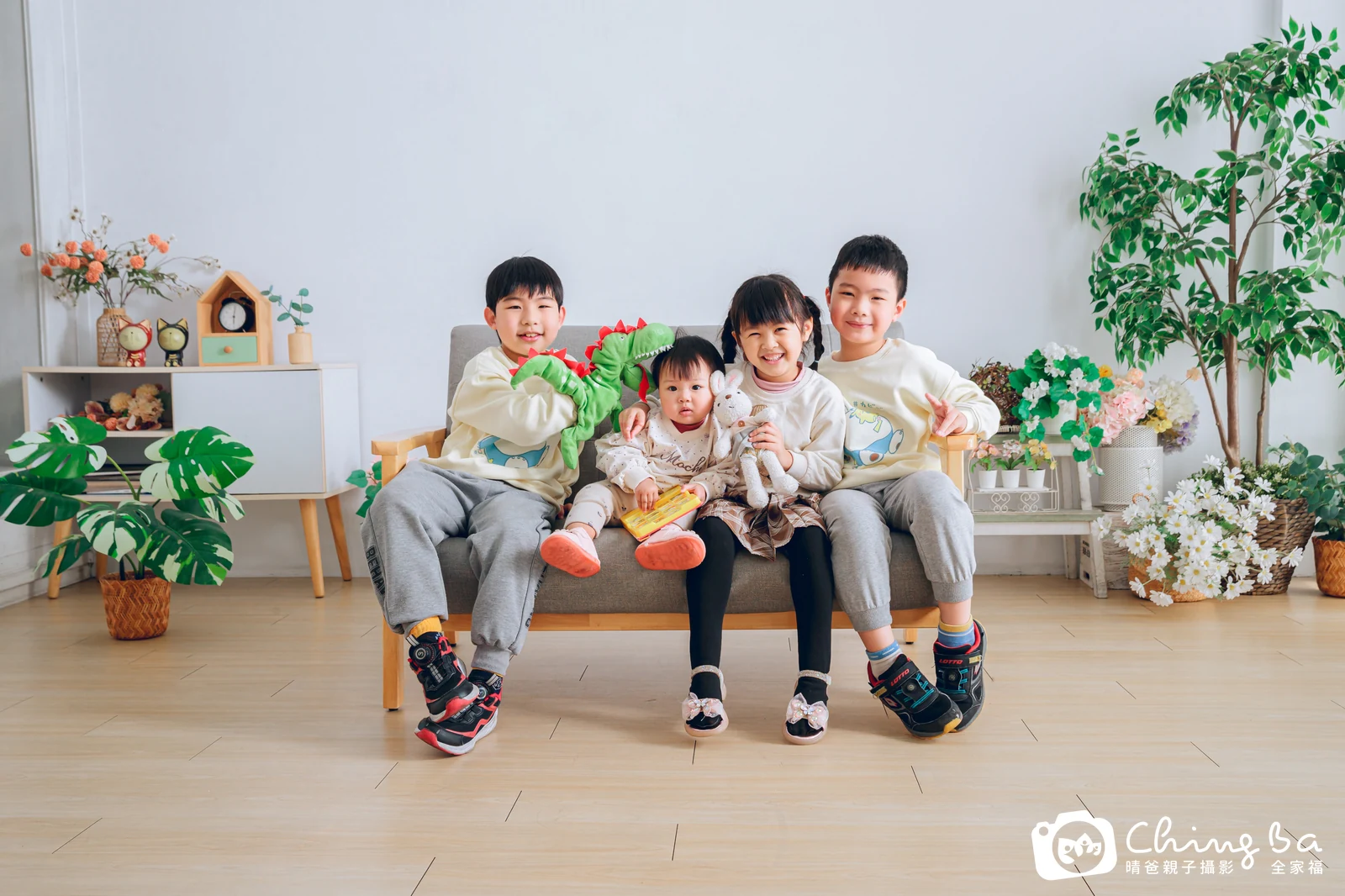 一家人在晴爸攝影棚拍全家福