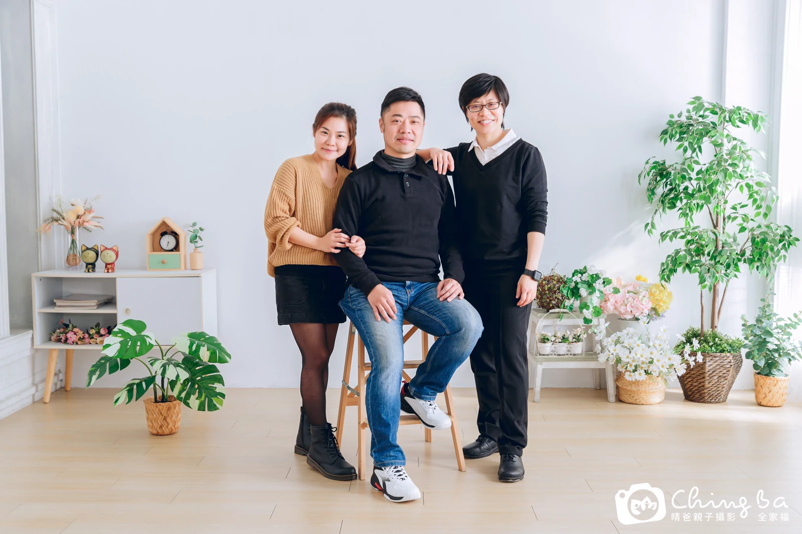 一家人在晴爸攝影棚拍全家福