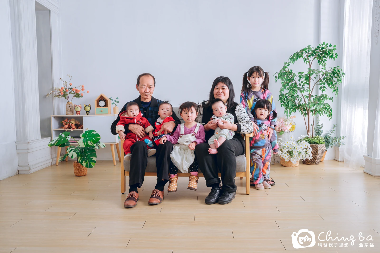2025 年新春的家族全家福,9 大 6 小
