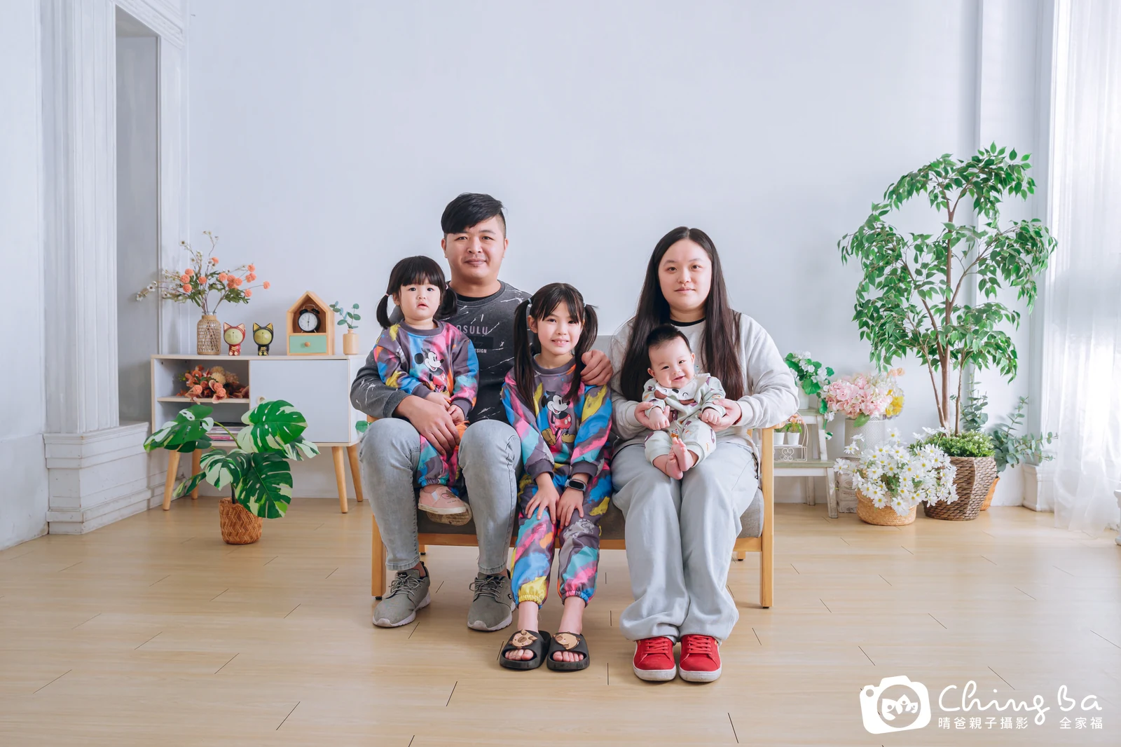 一家人在晴爸攝影棚拍全家福