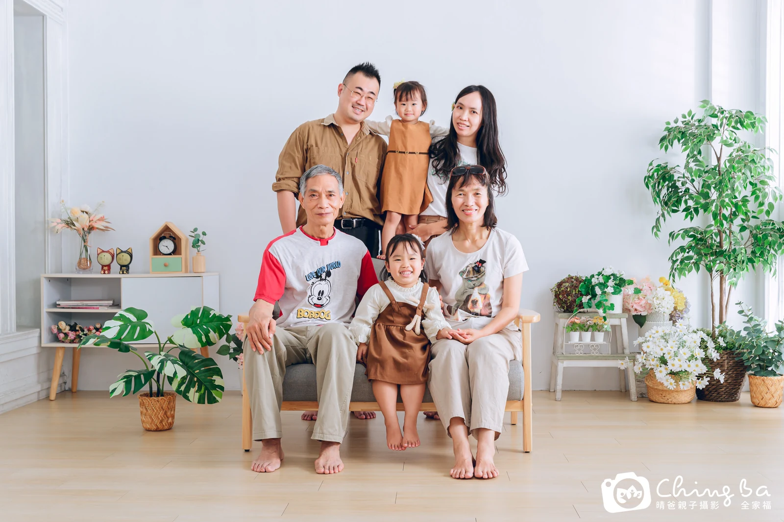 2023 年母親節的家族全家福,6 大 4 小