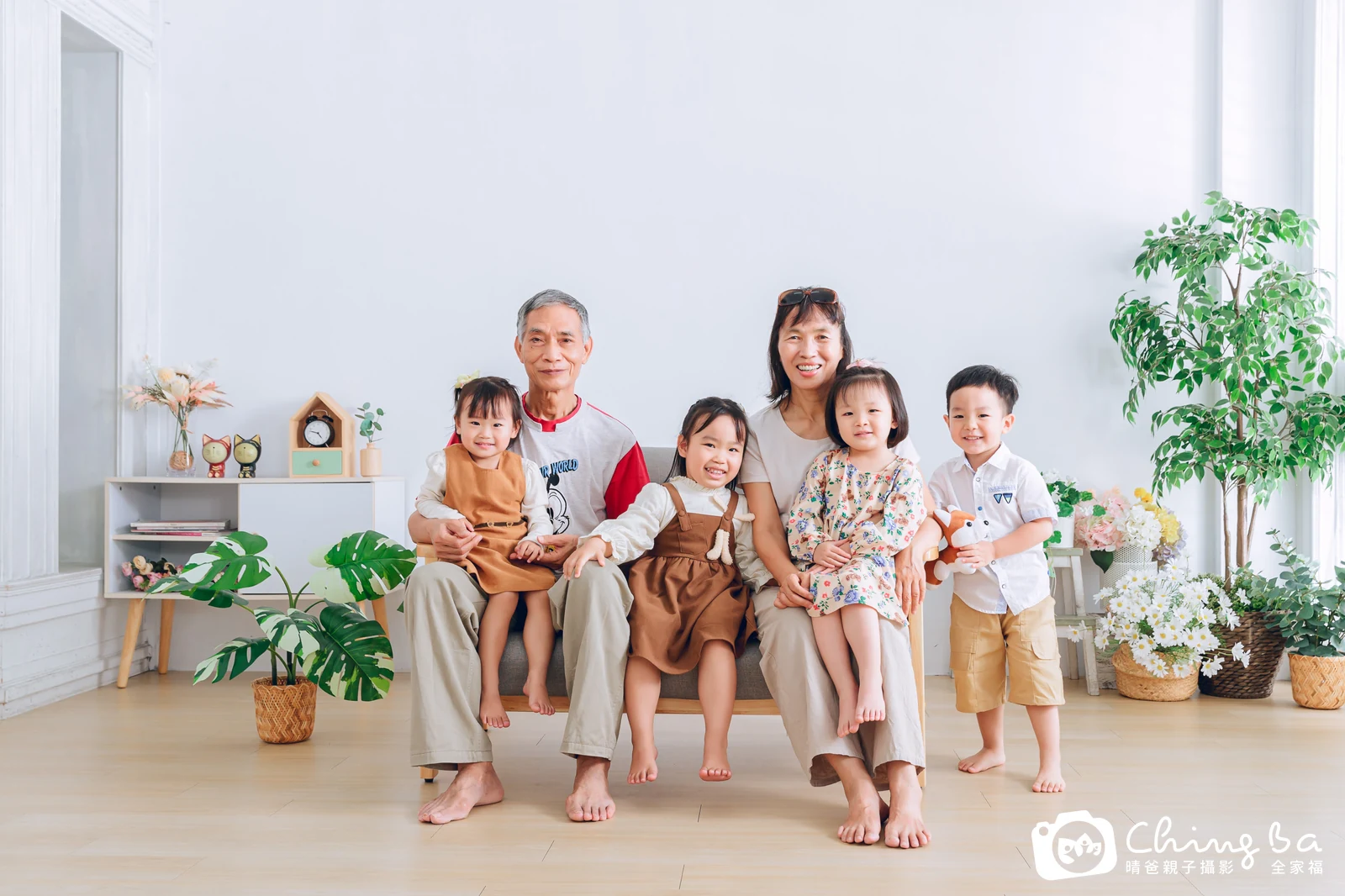 一家人在晴爸攝影棚拍全家福