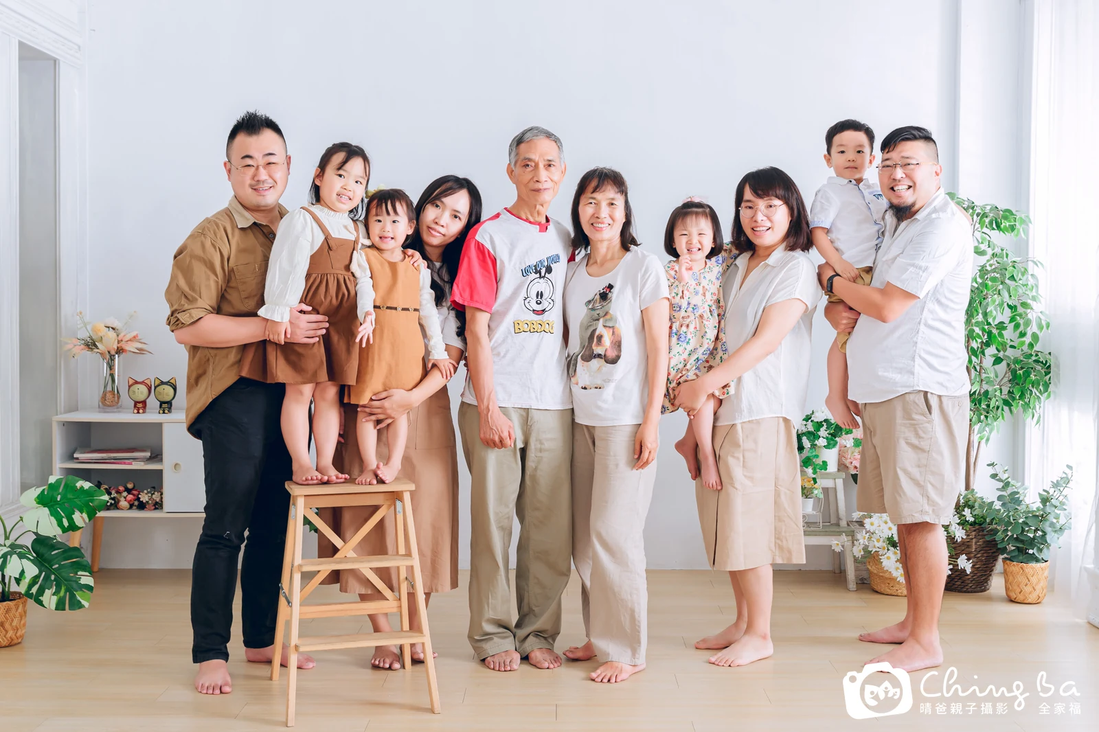 一家人在晴爸攝影棚拍全家福