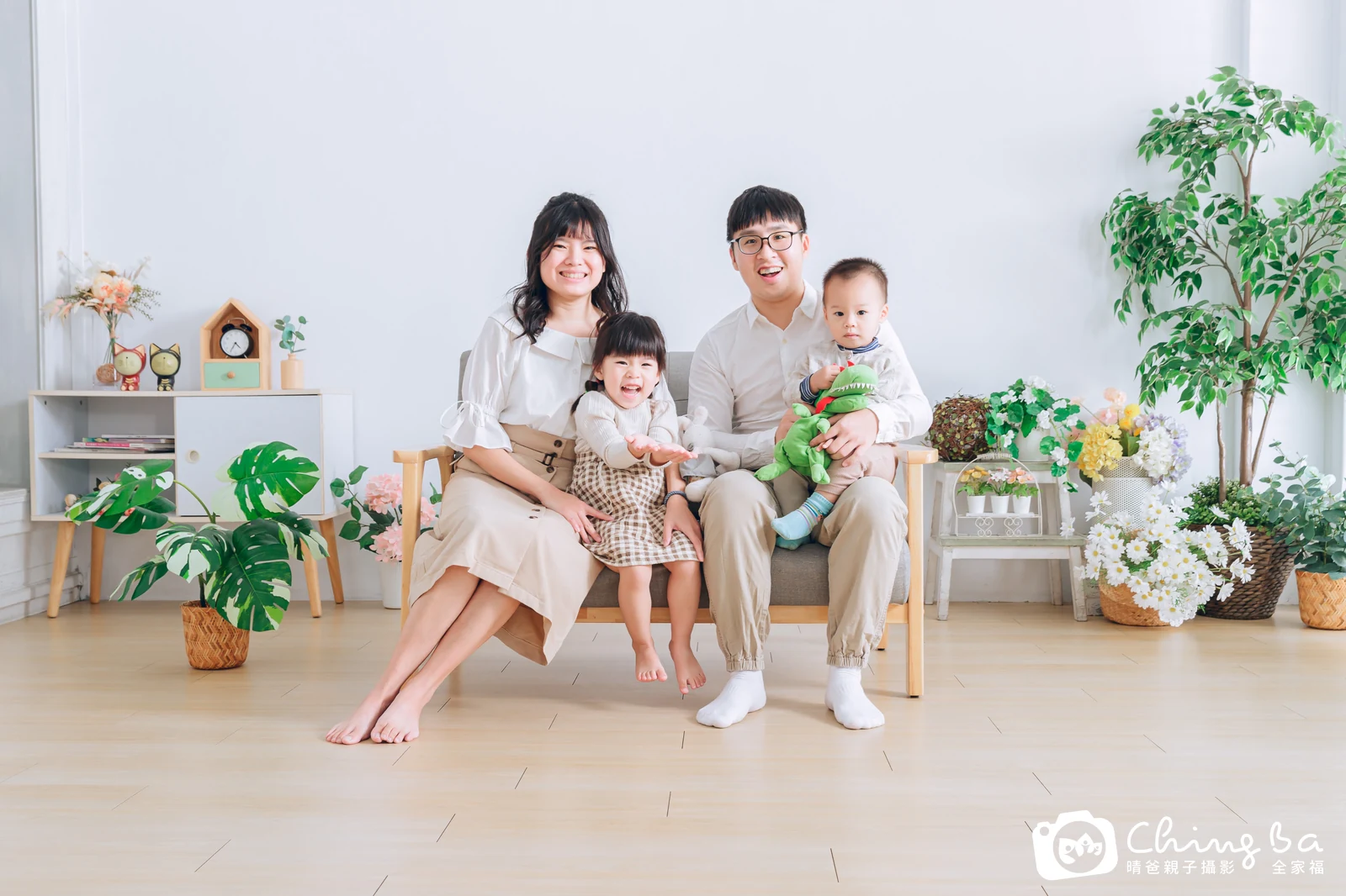一家人在晴爸攝影棚拍全家福