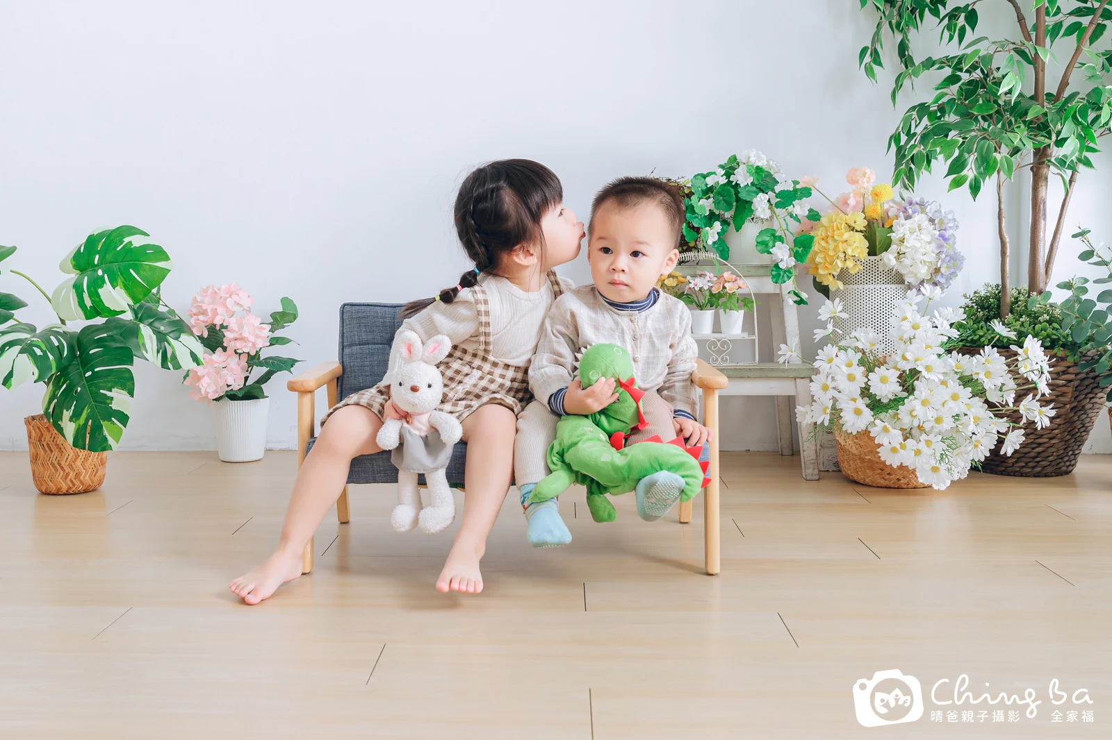 一家人在晴爸攝影棚拍全家福