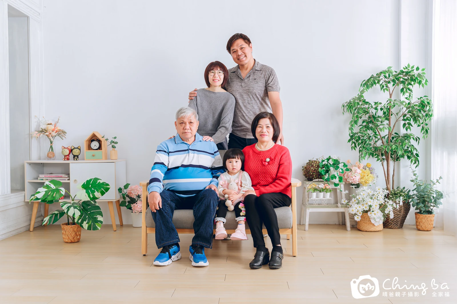 2024 年新春的家族全家福，7 大 3 小