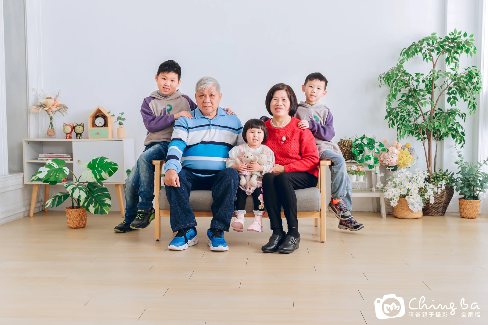 一家人在晴爸攝影棚拍全家福
