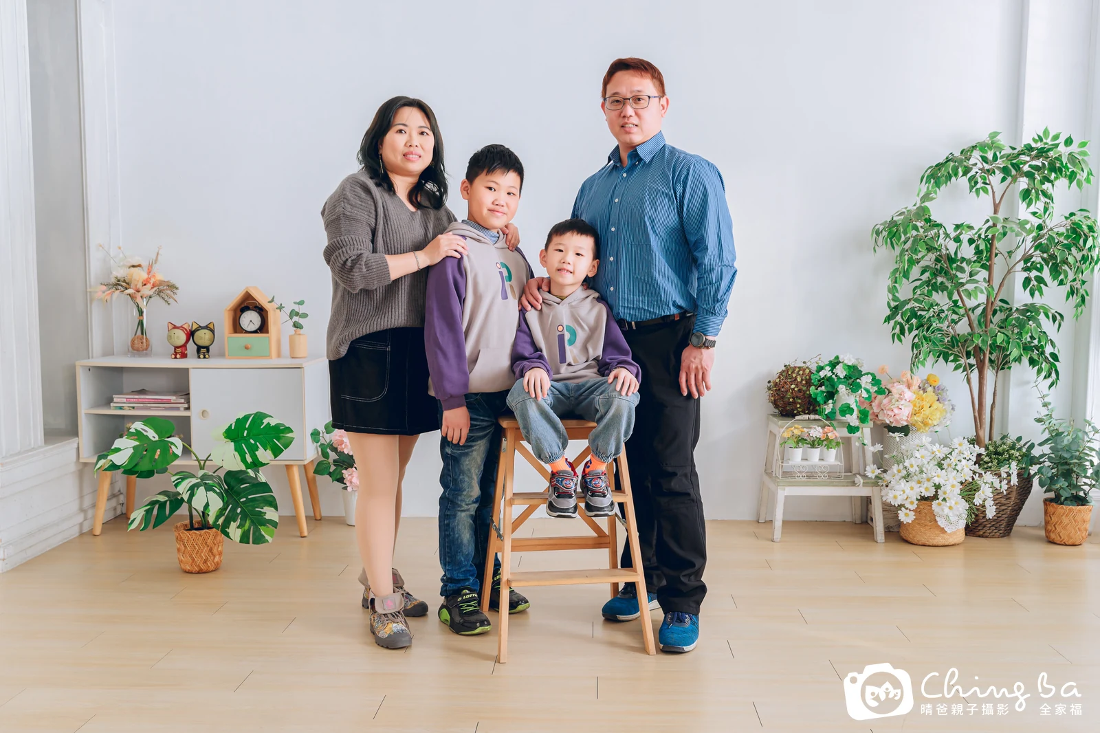 一家人在晴爸攝影棚拍全家福