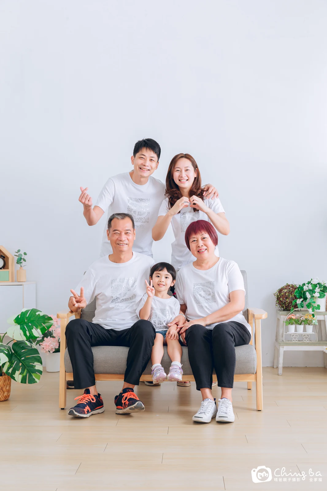 2023 年母親節的家族全家福,8 大 5 小