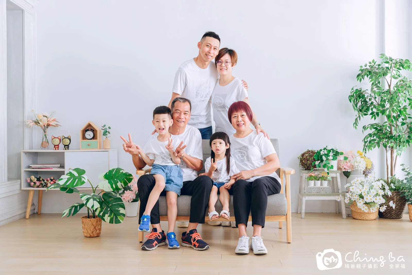 一家人在晴爸攝影棚拍全家福