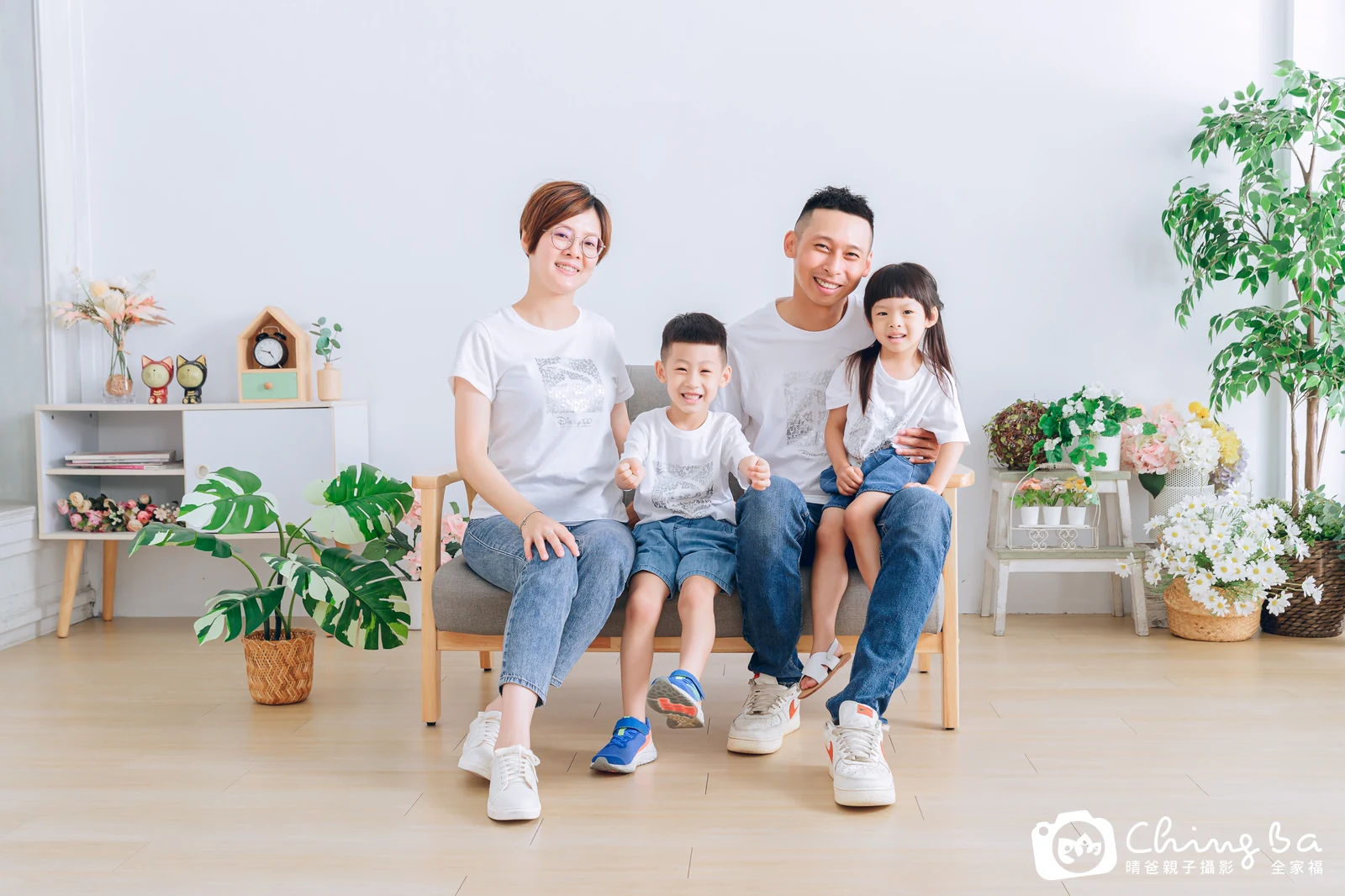 2023 年母親節的家族全家福,8 大 5 小