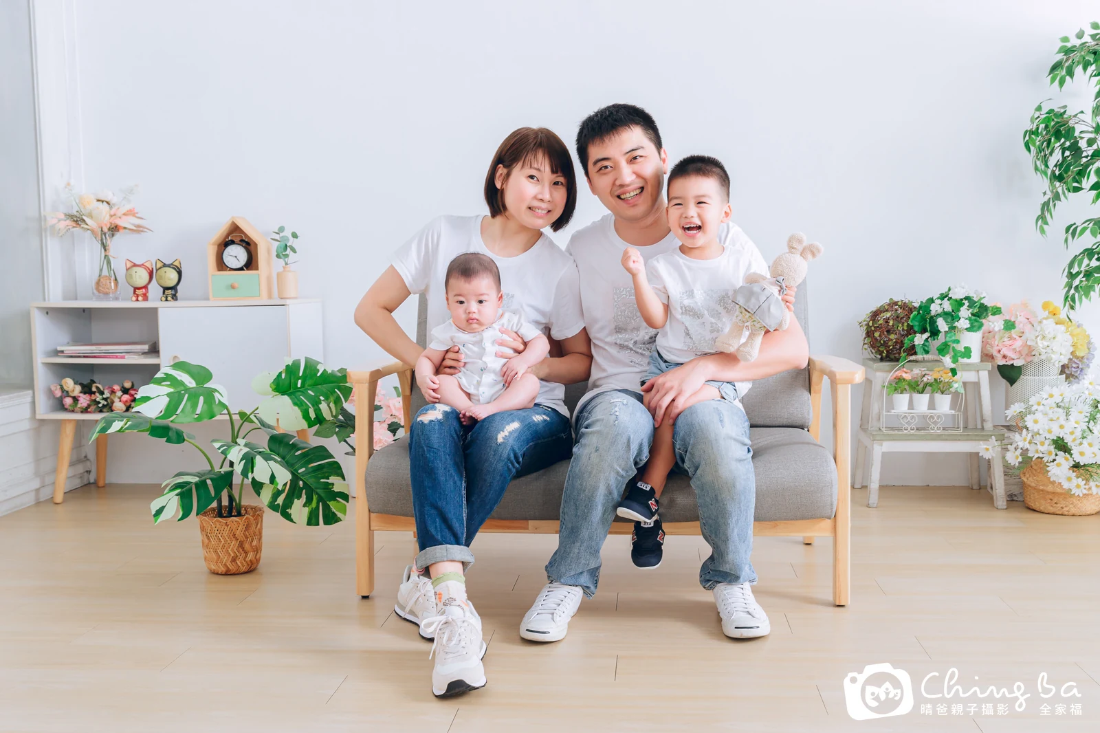 一家人在晴爸攝影棚拍全家福