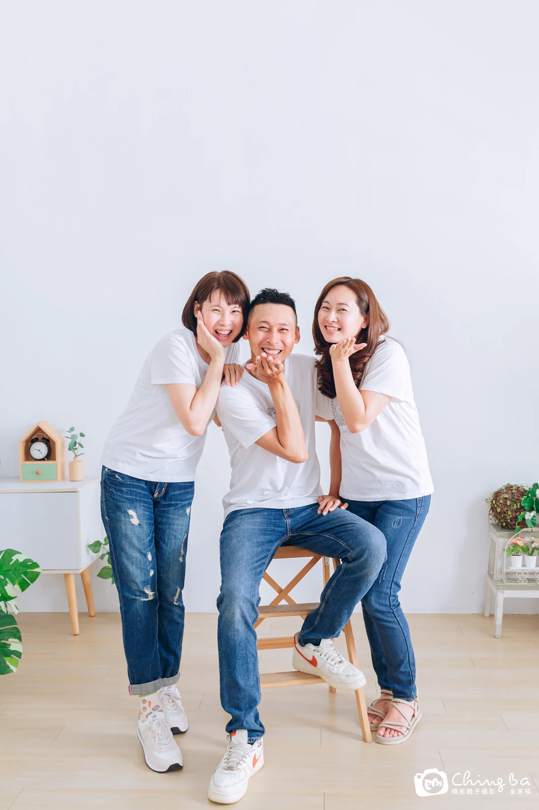 一家人在晴爸攝影棚拍全家福