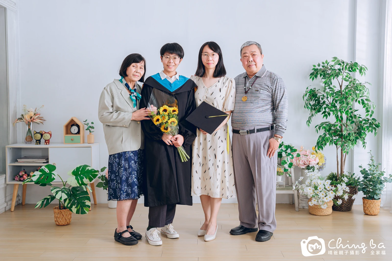 一家人在晴爸攝影棚拍全家福