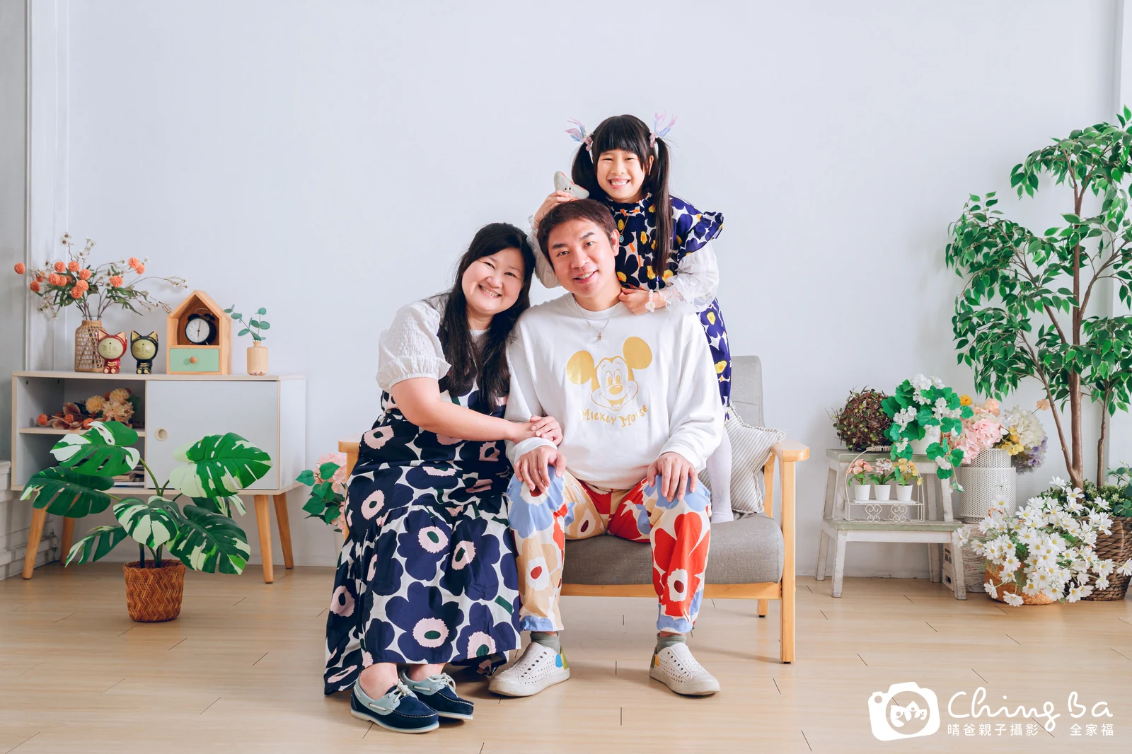 一家人在晴爸攝影棚拍全家福