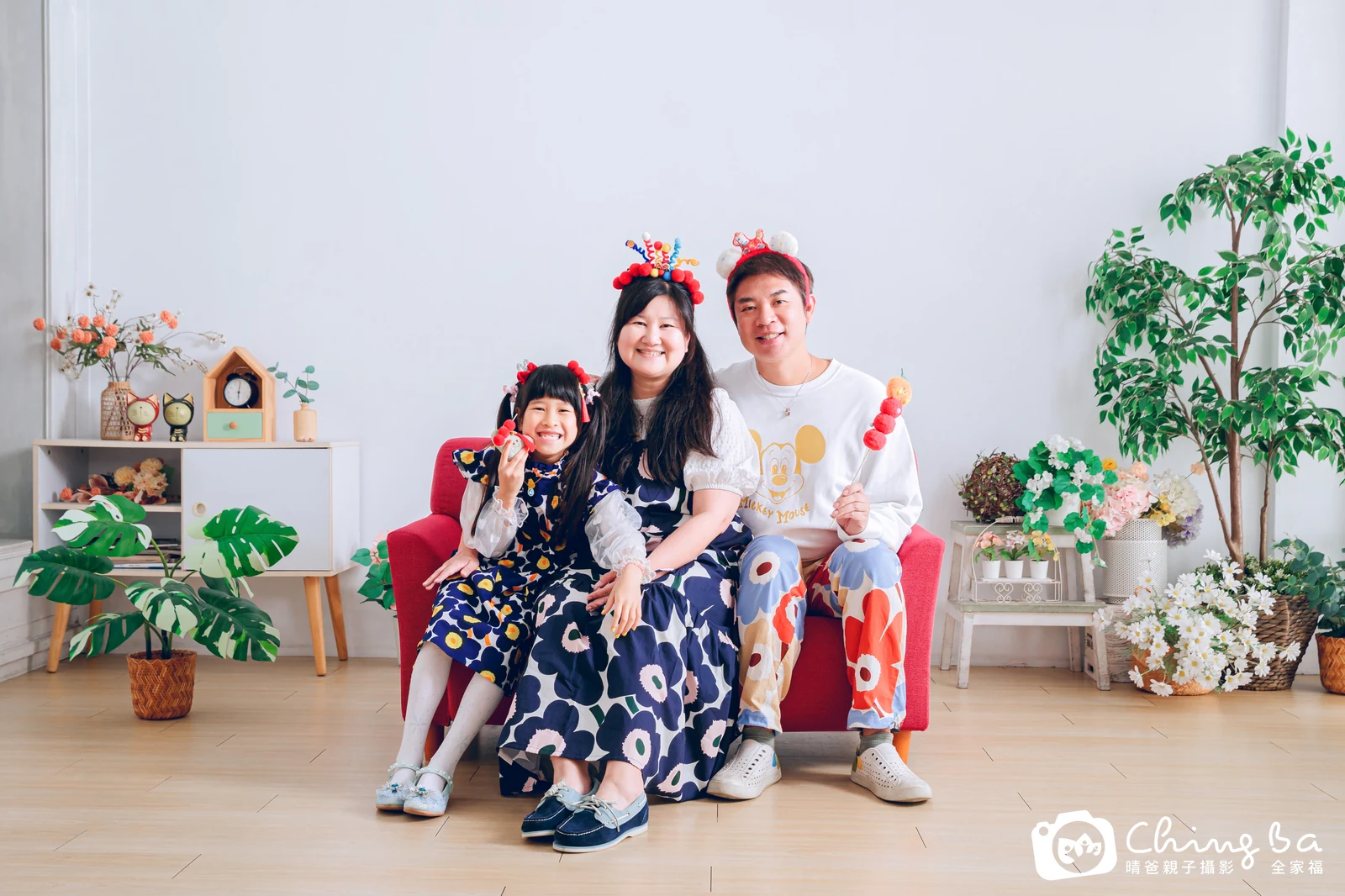 一家人在晴爸攝影棚拍全家福
