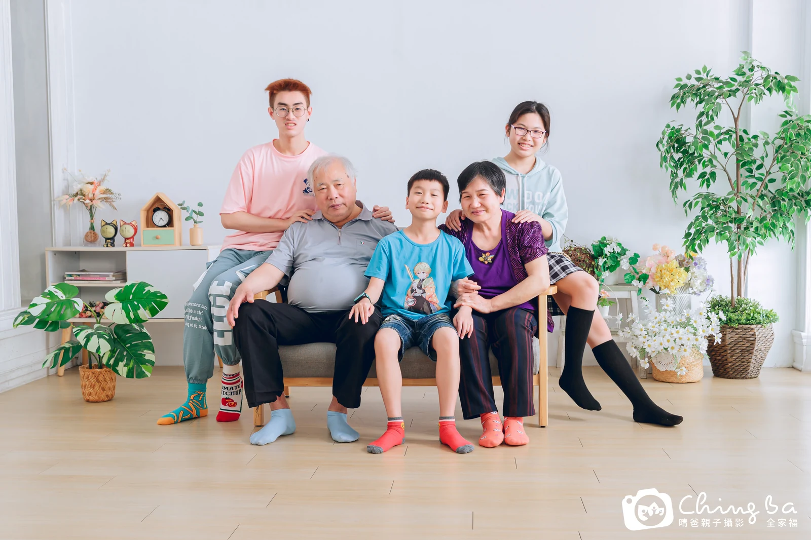 一家人在晴爸攝影棚拍全家福