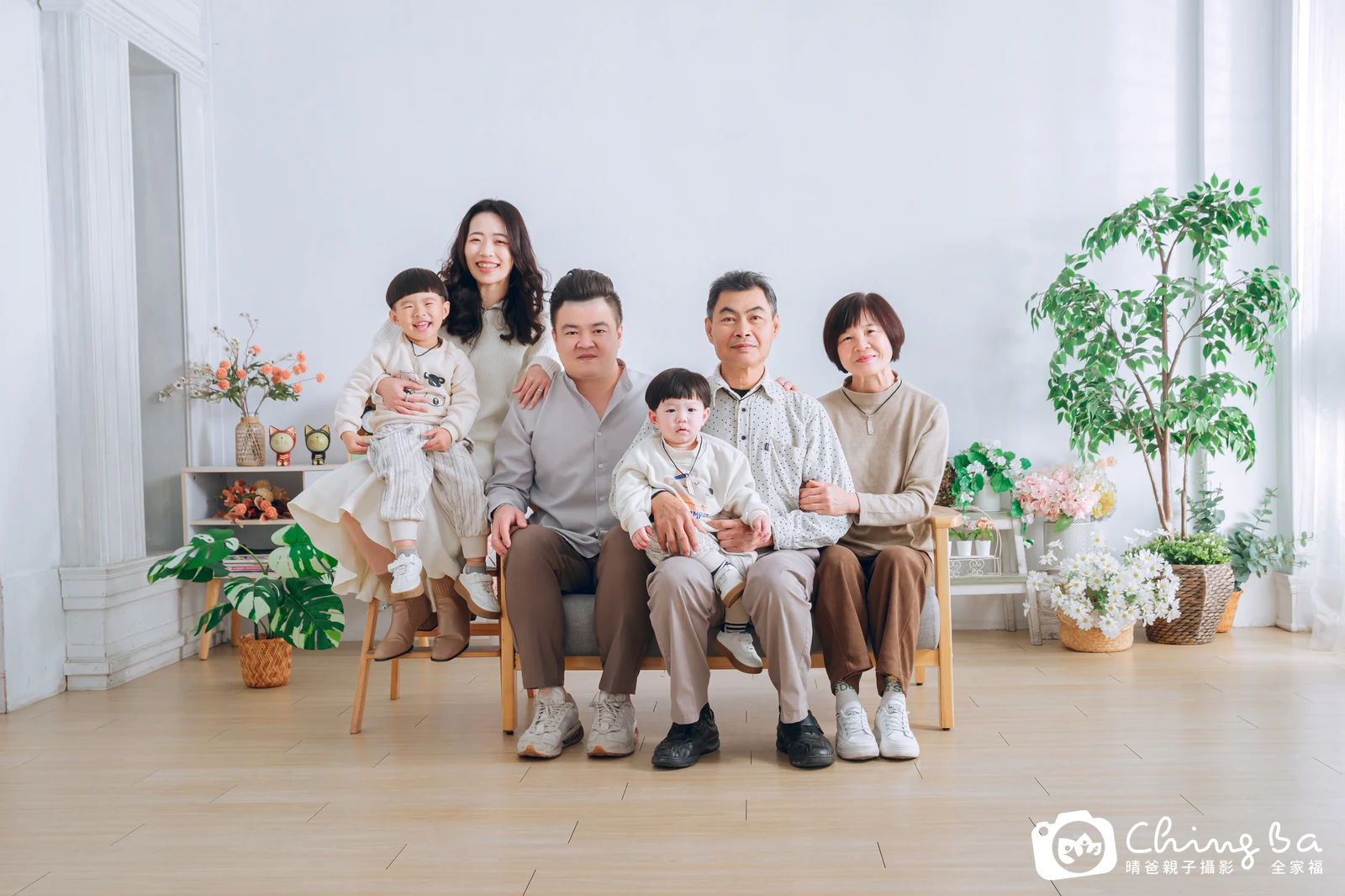 2025 年新春的家族全家福，6 大 2 小