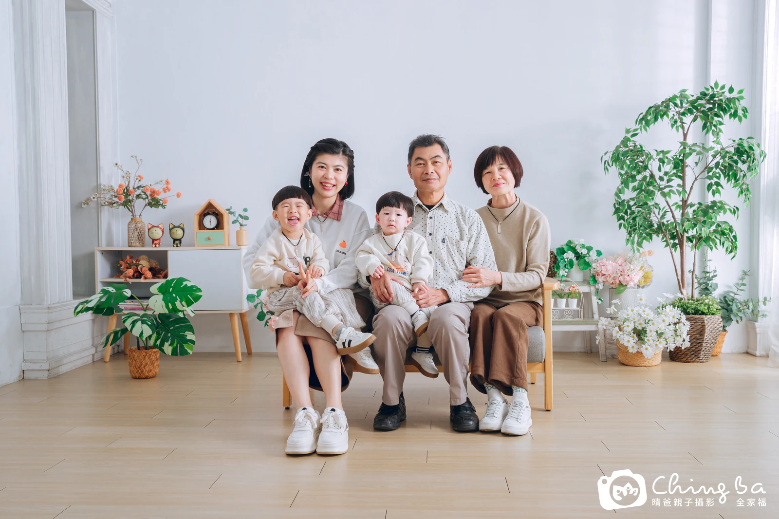 一家人在晴爸攝影棚拍全家福