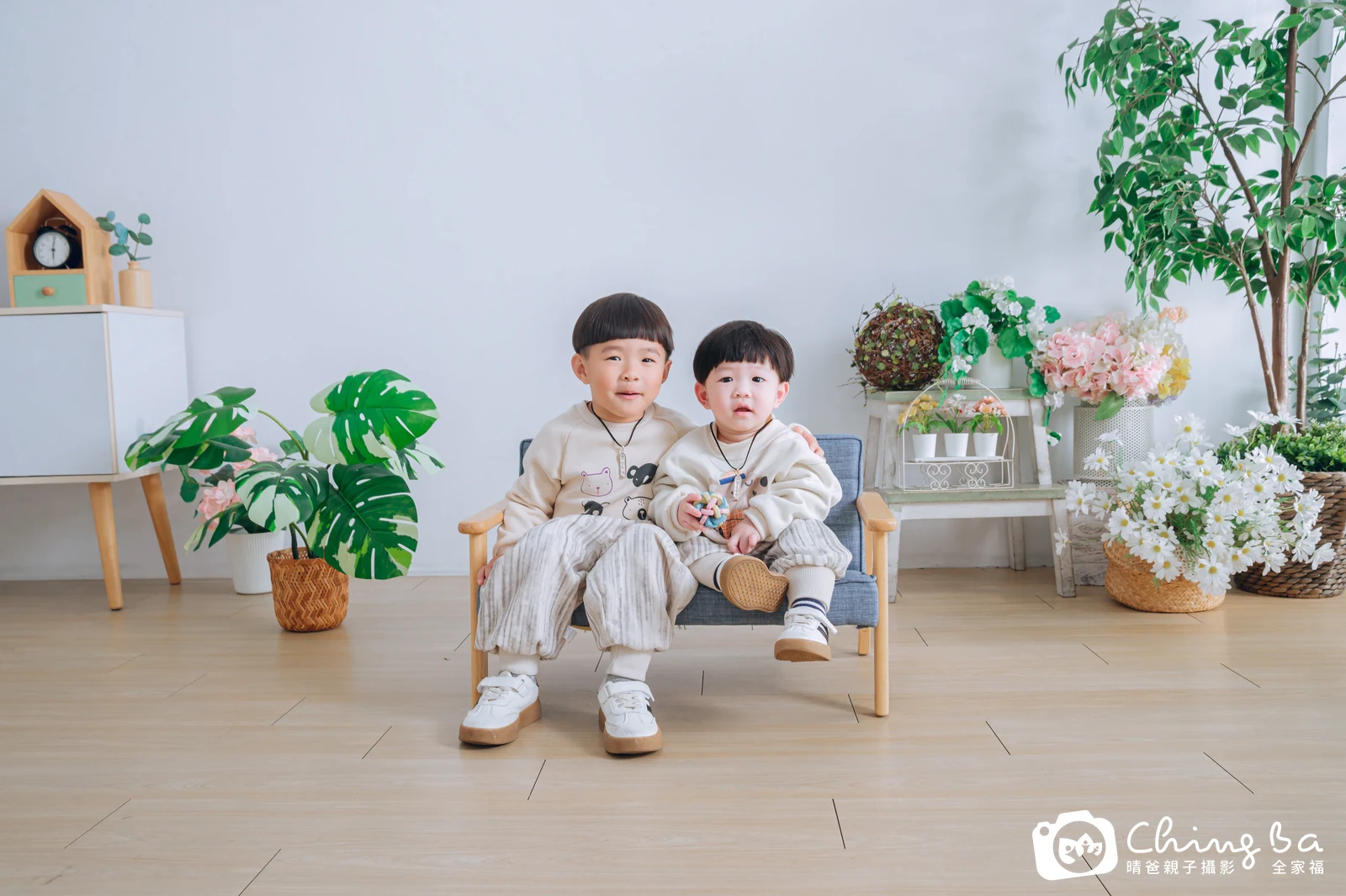 2025 年新春的家族全家福，6 大 2 小