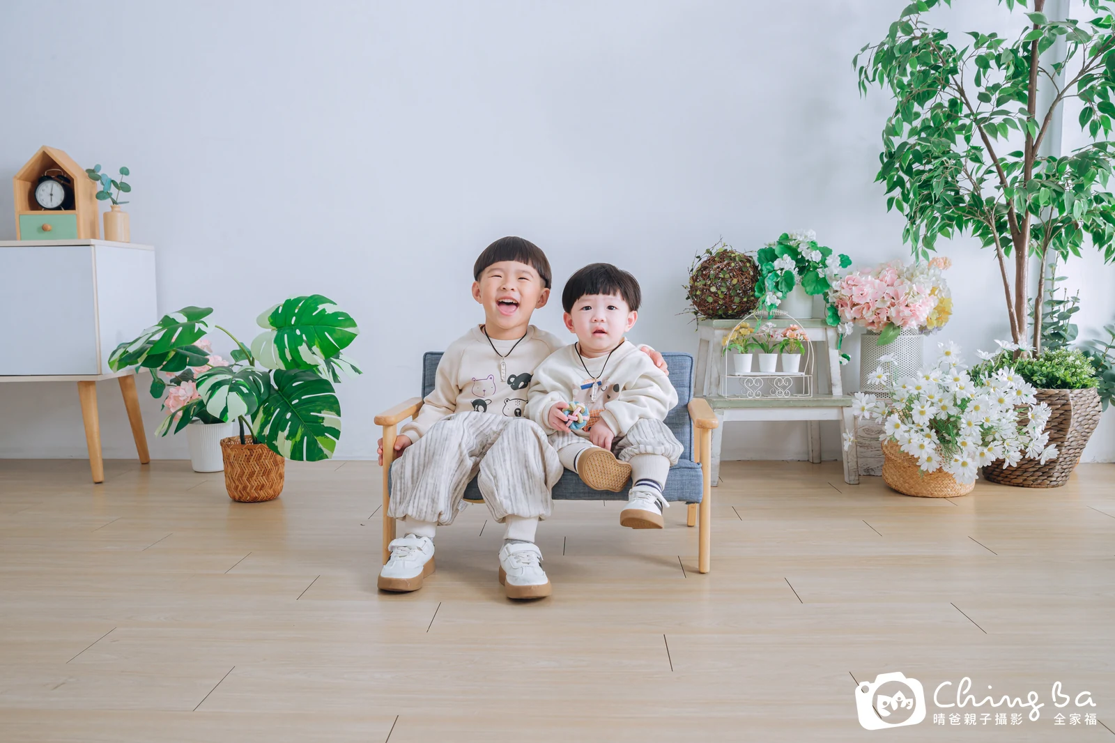 一家人在晴爸攝影棚拍全家福