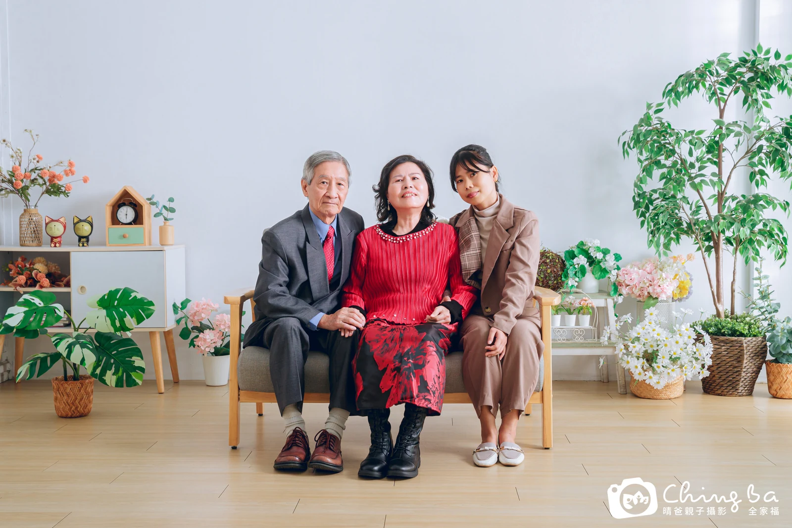 2025 年春季的家族全家福，6 大 3 小