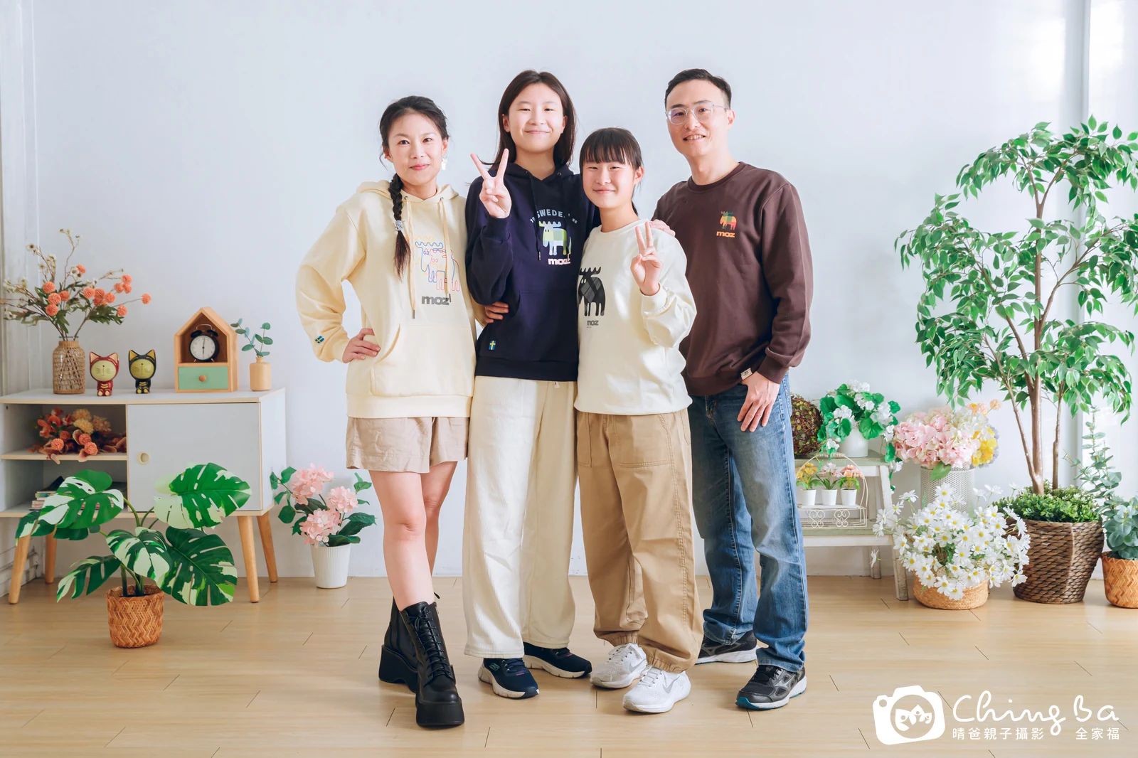 一家人在晴爸攝影棚拍全家福