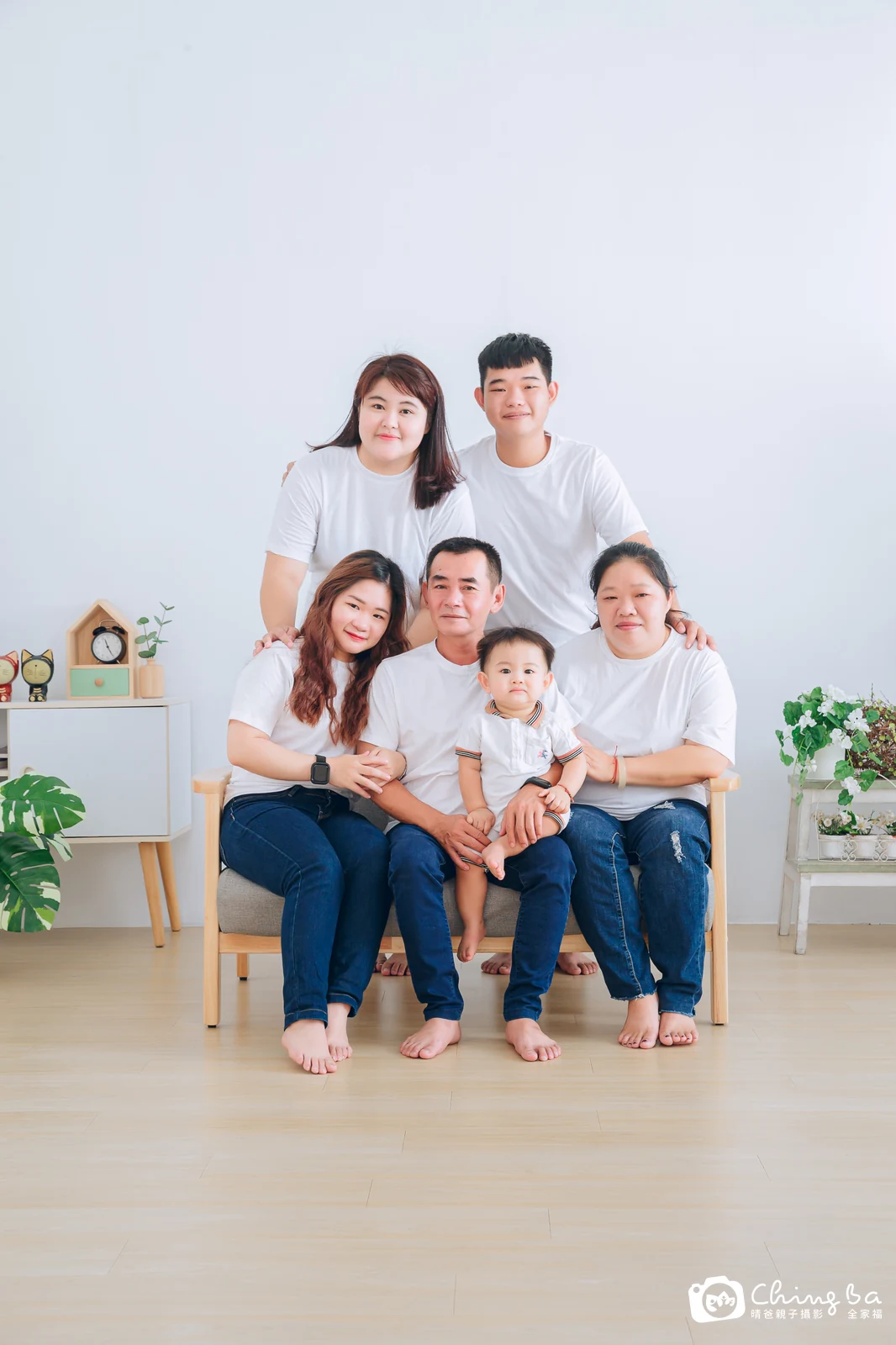 2022 年秋季的家族全家福，5 大 1 小