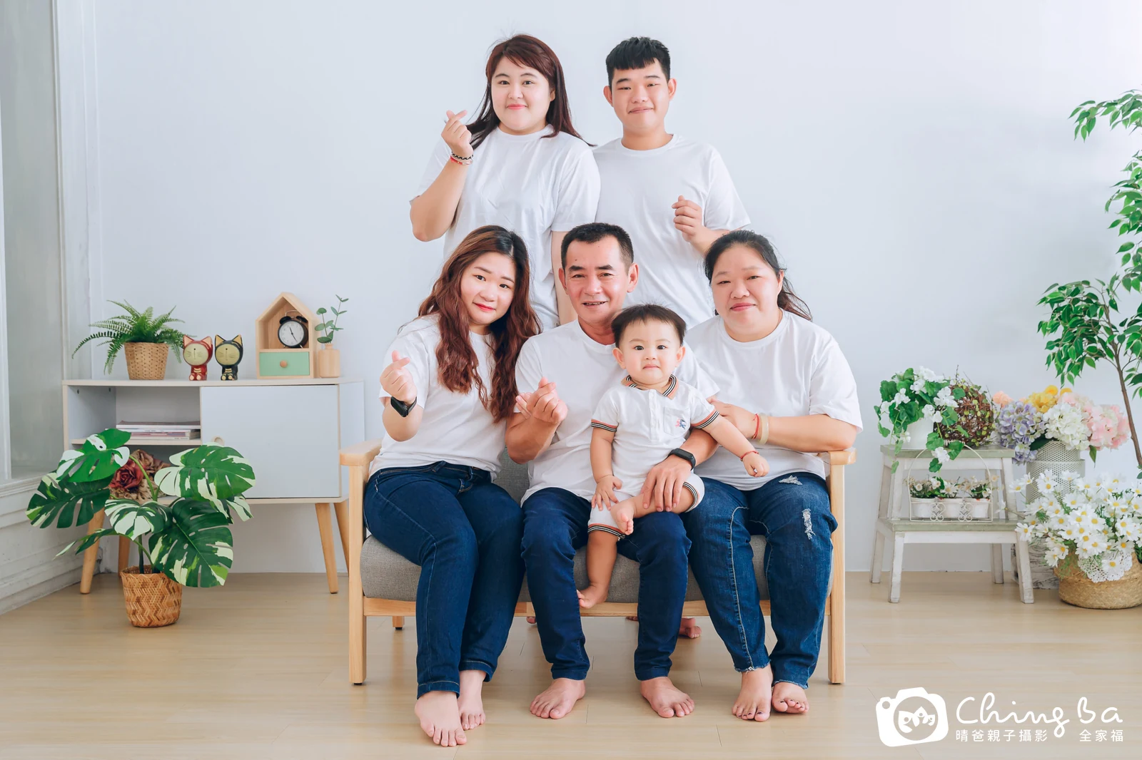 一家人在晴爸攝影棚拍全家福