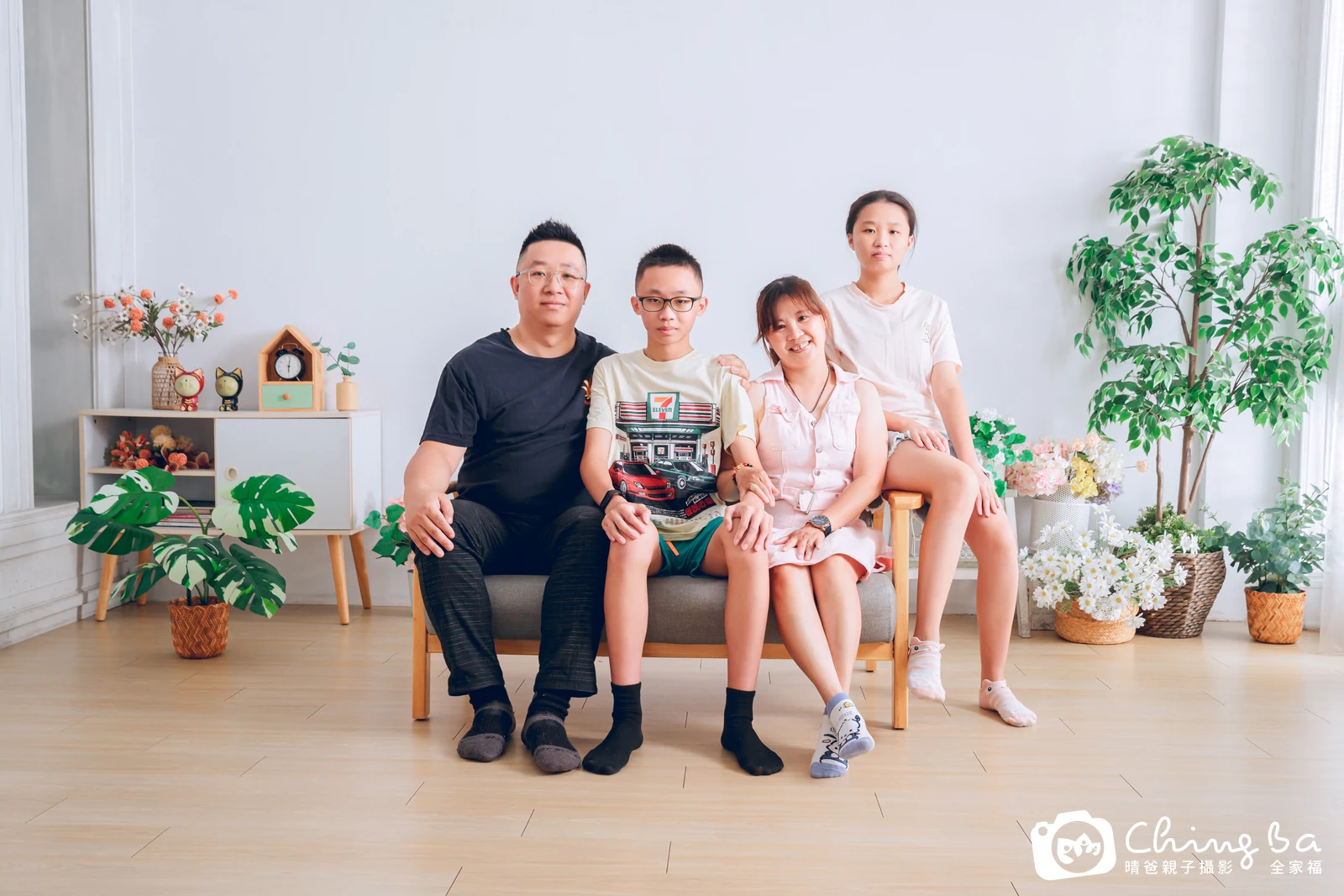 2025 年秋季的家族全家福,5 大 3 小