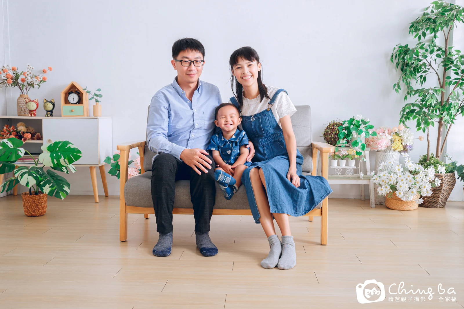 一家人在晴爸攝影棚拍全家福