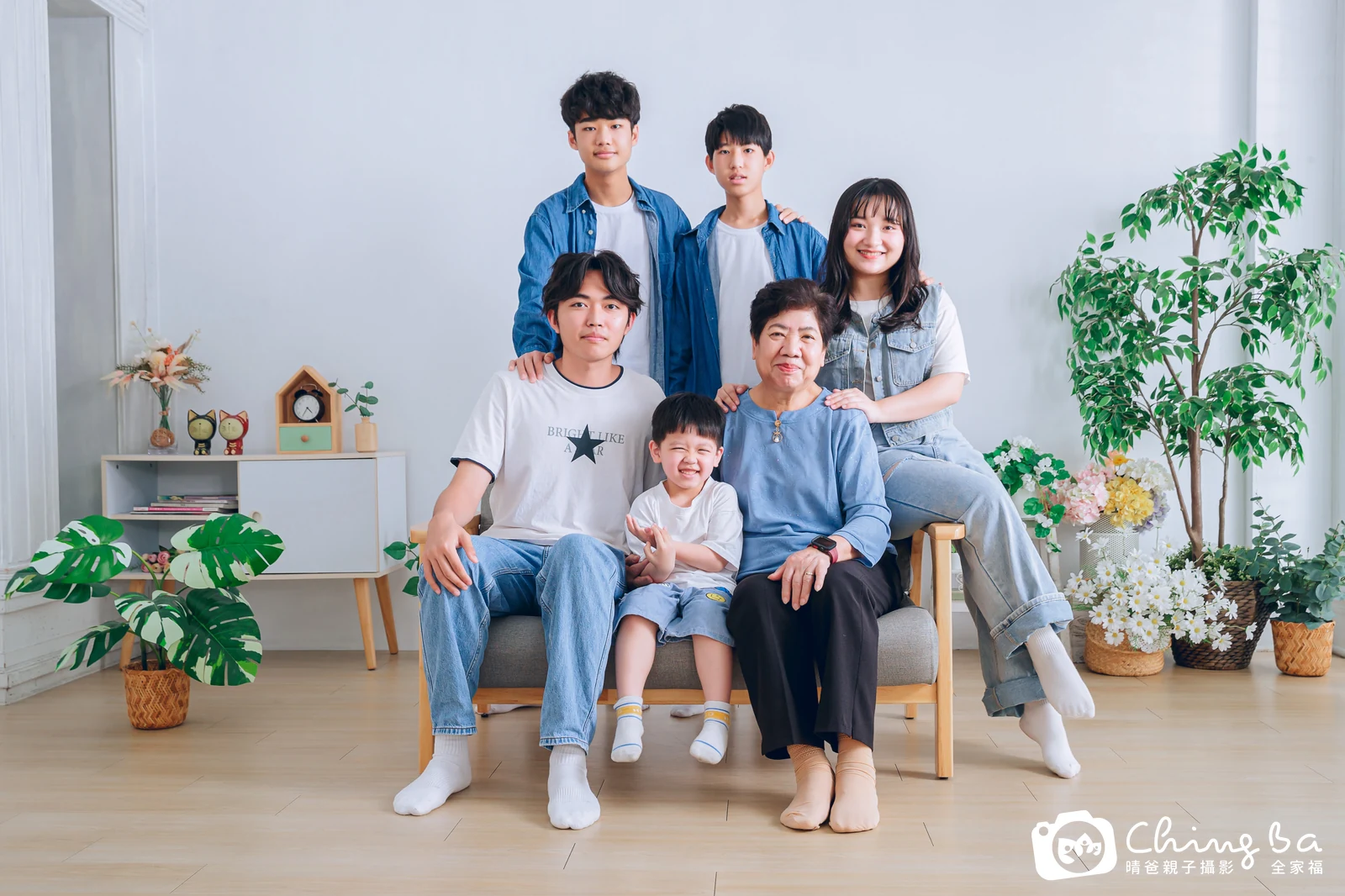 一家人在晴爸攝影棚拍全家福