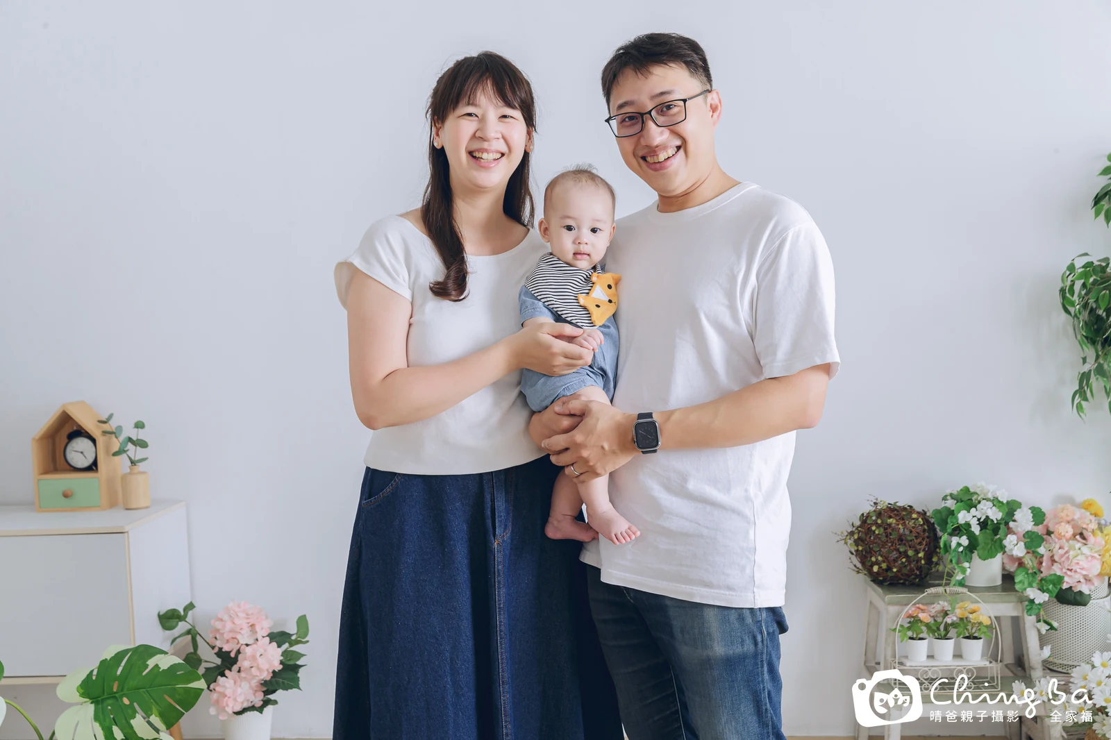 一家人在晴爸攝影棚拍全家福