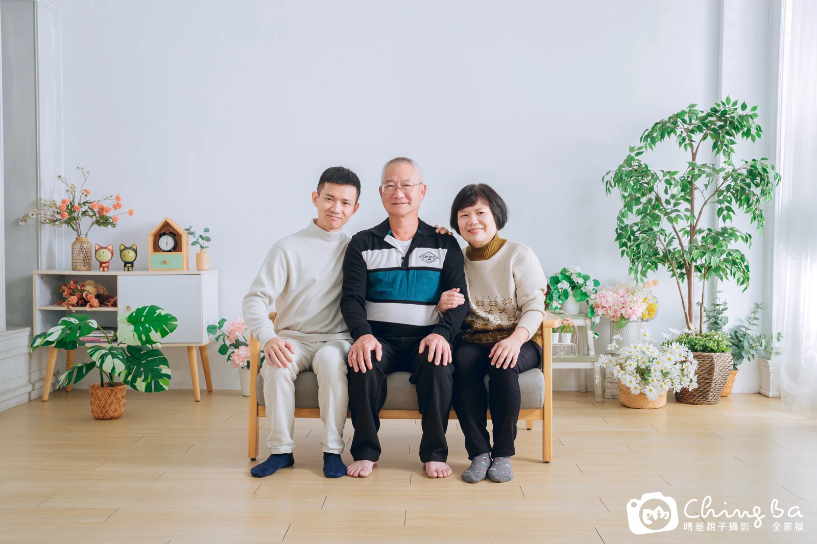 2025 年新春的家族全家福,6 大 2 小