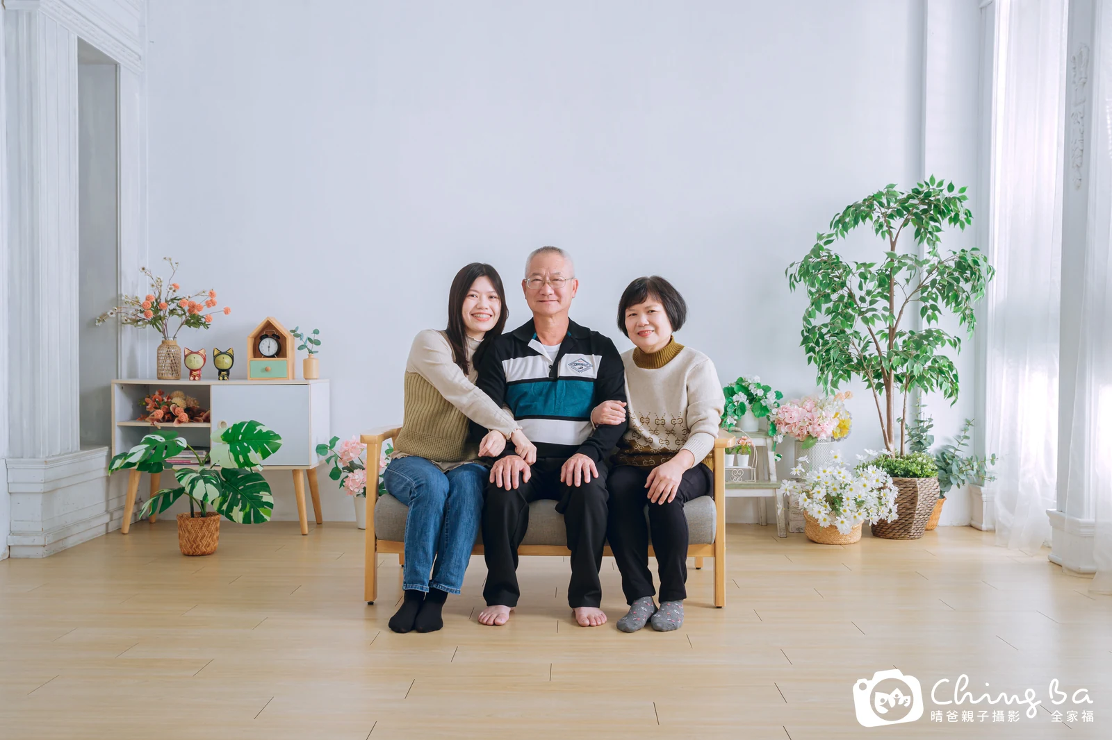 一家人在晴爸攝影棚拍全家福