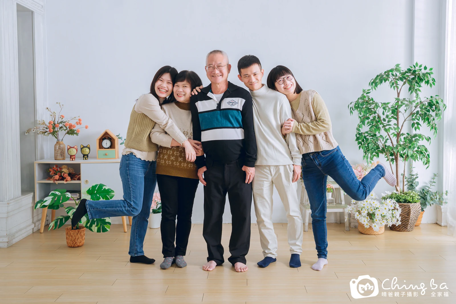 2025 年新春的家族全家福,6 大 2 小