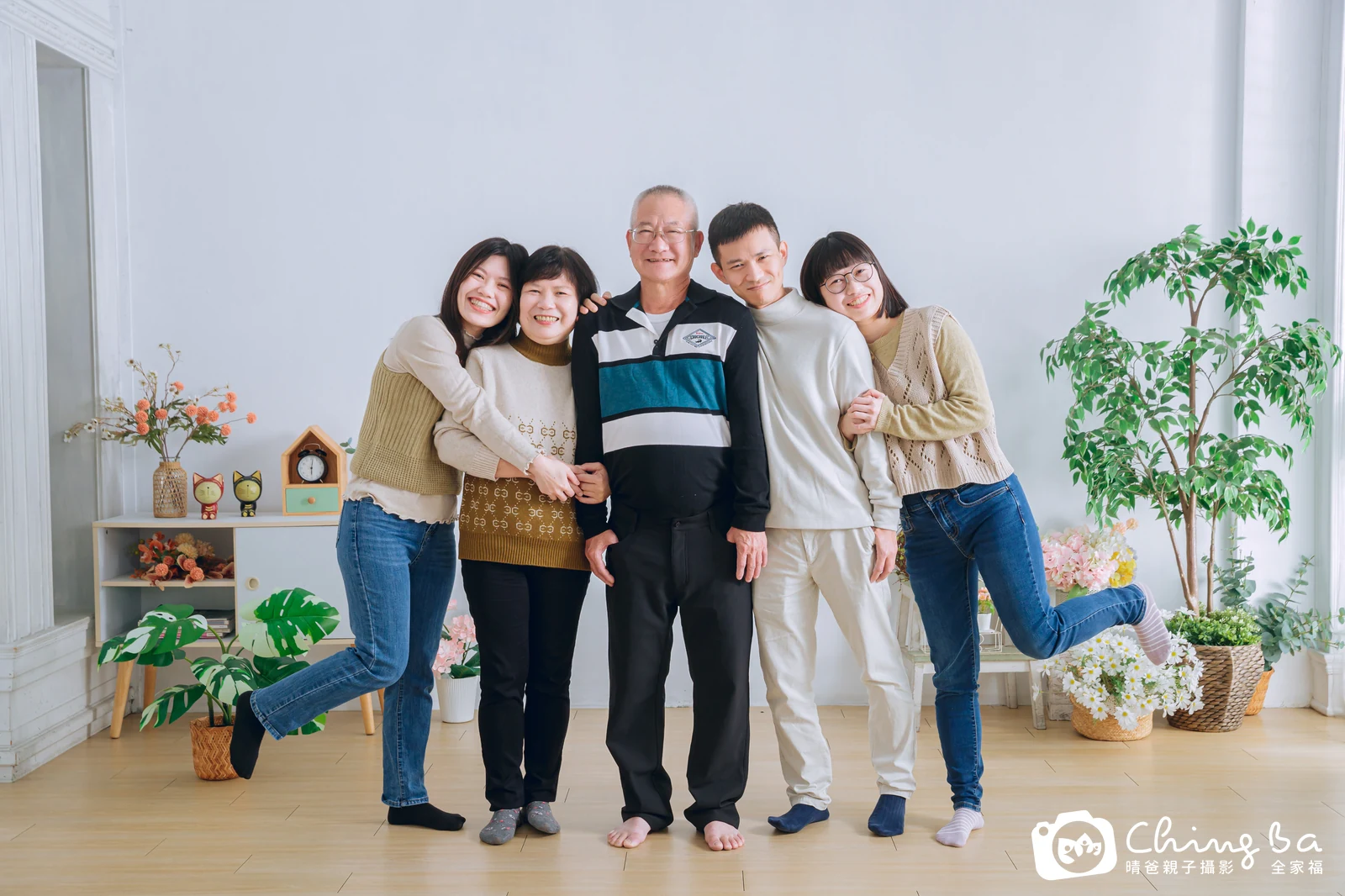 一家人在晴爸攝影棚拍全家福