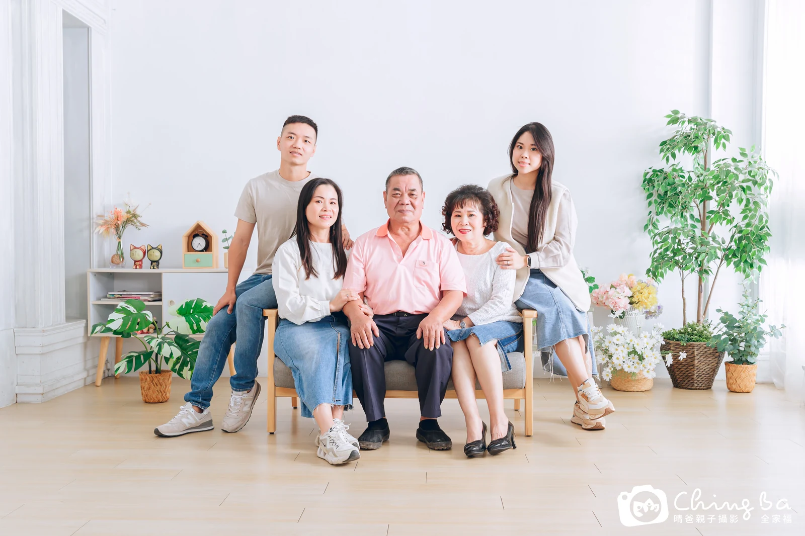 一家人在晴爸攝影棚拍全家福