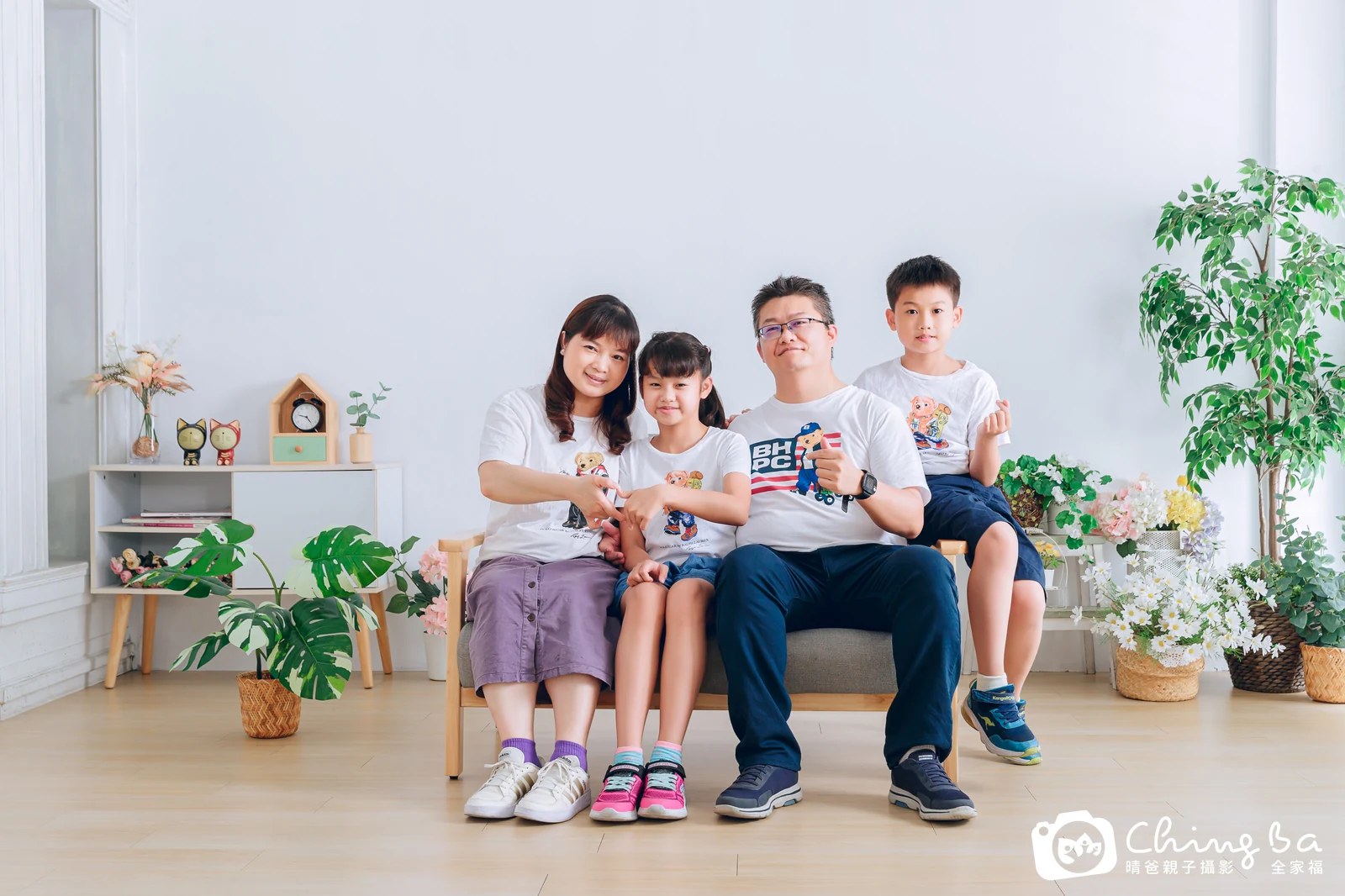 2023 年母親節的家族全家福,2 大 2 小