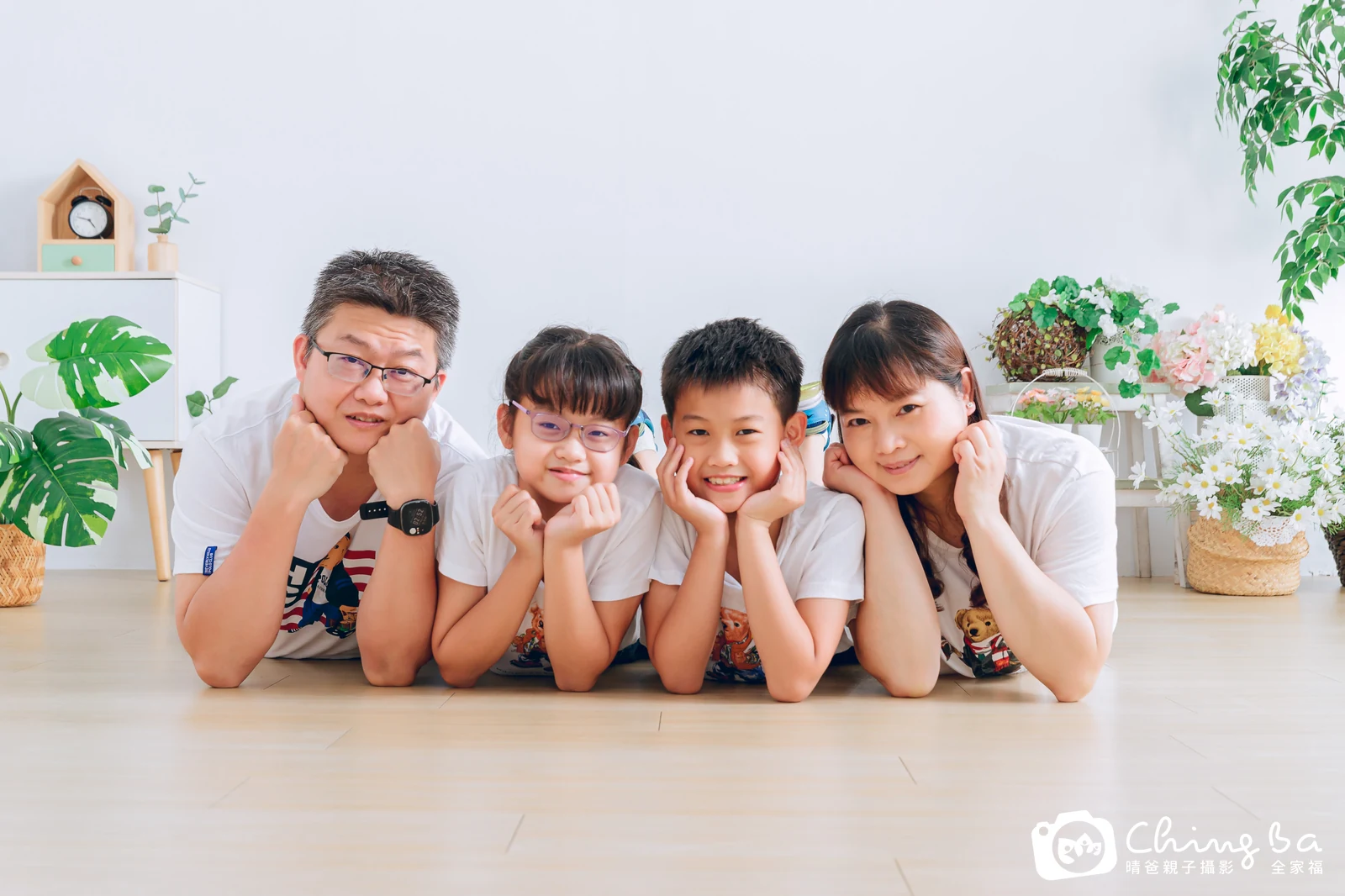 2023 年母親節的家族全家福,2 大 2 小