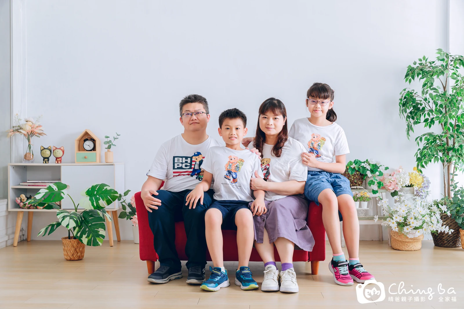 一家人在晴爸攝影棚拍全家福