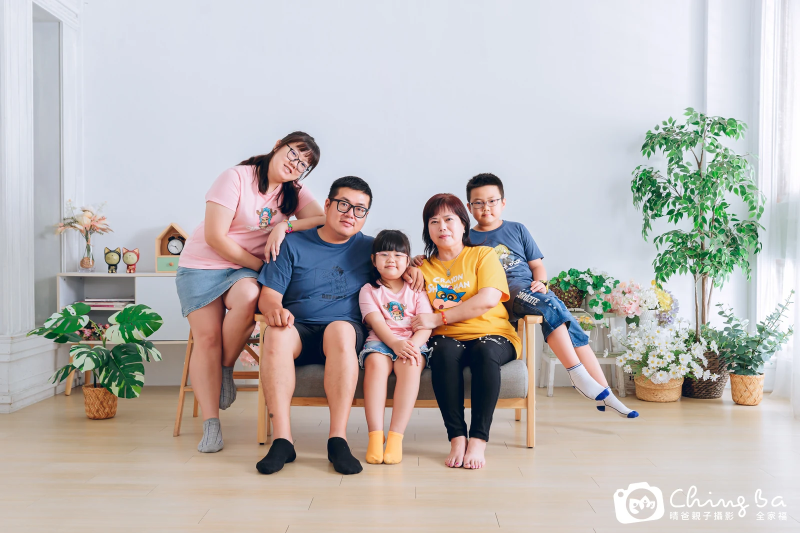 一家人在晴爸攝影棚拍全家福