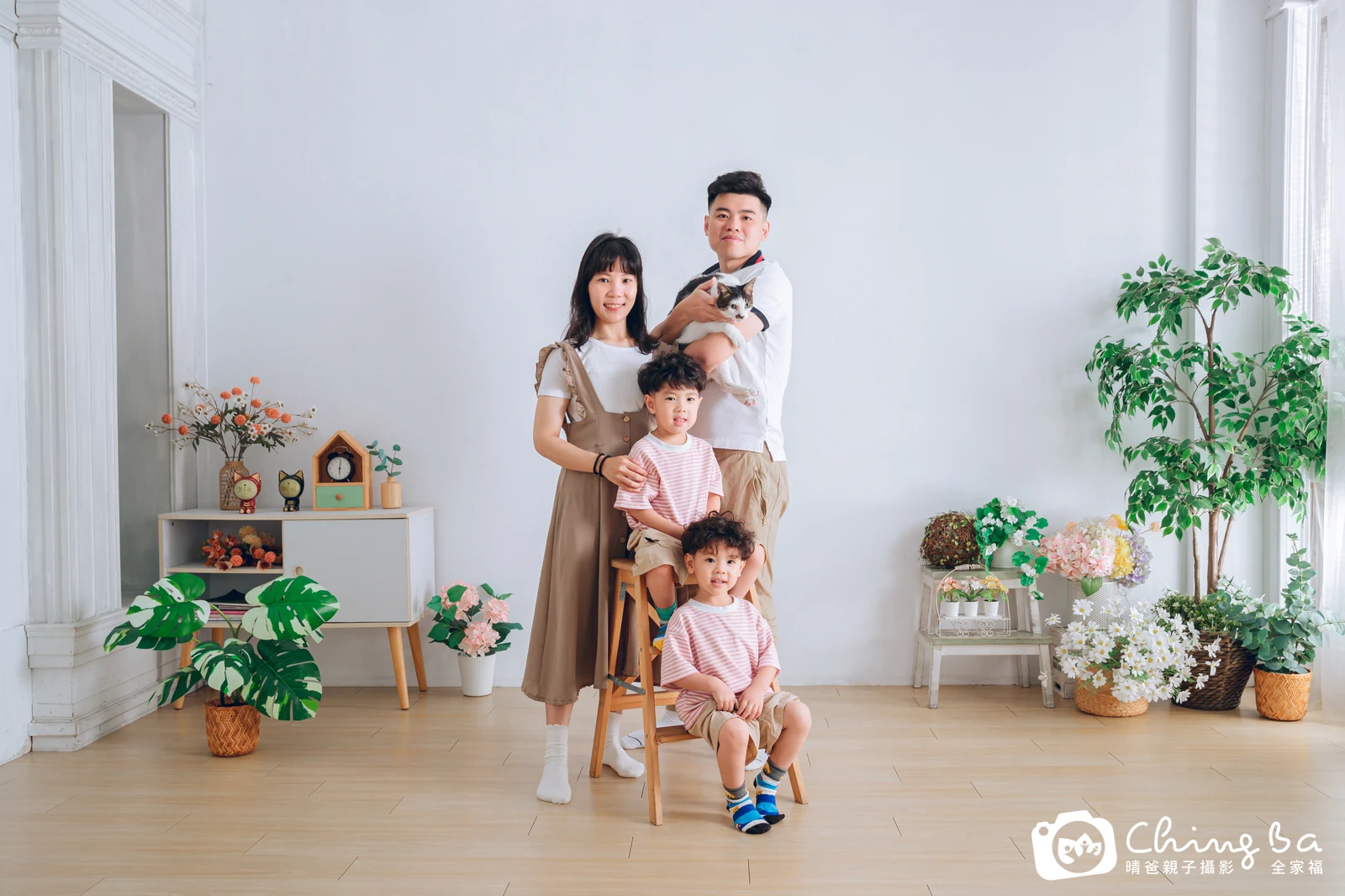 一家人在晴爸攝影棚拍全家福