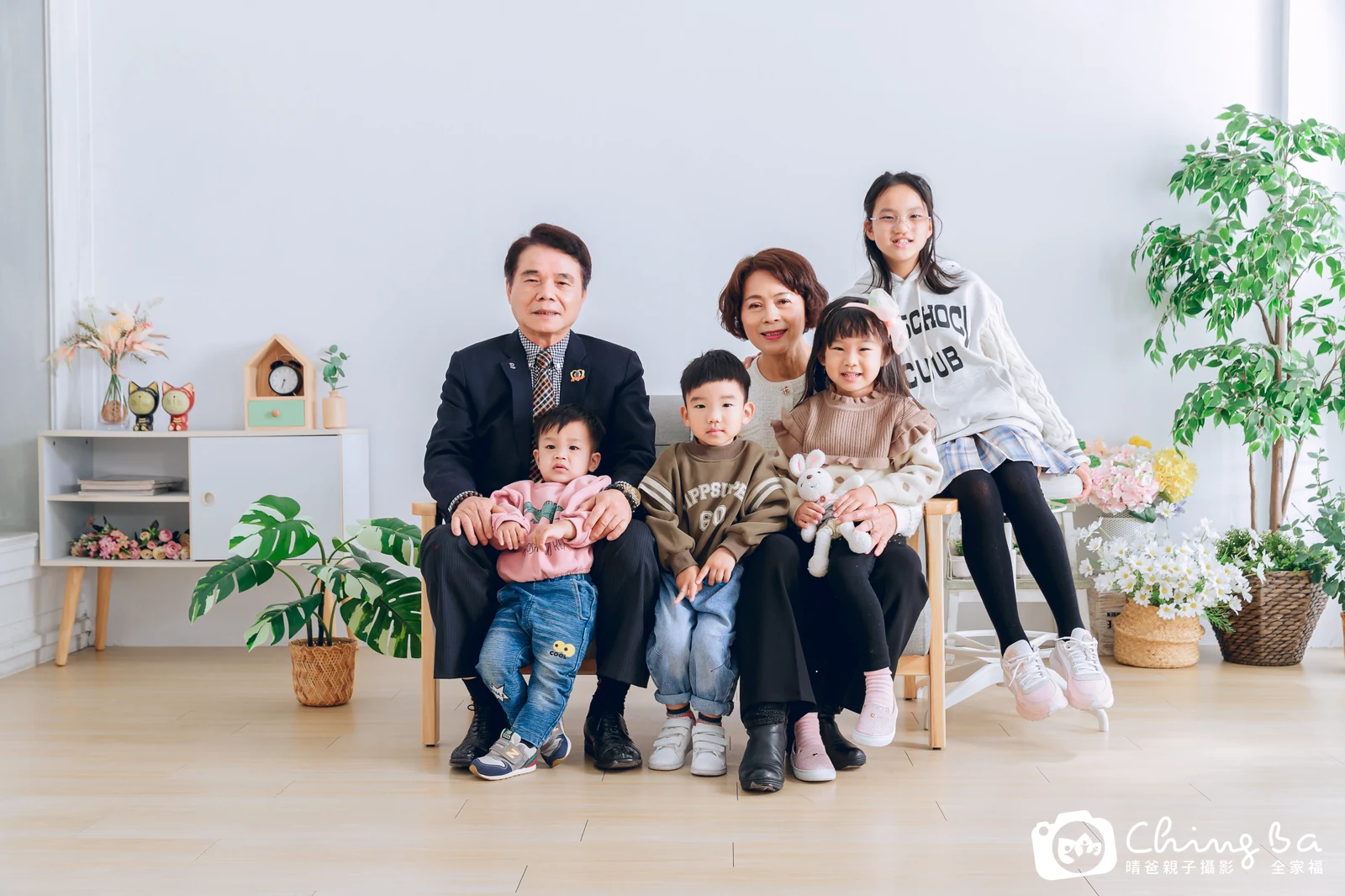 2023 年新春的家族全家福，8 大 4 小