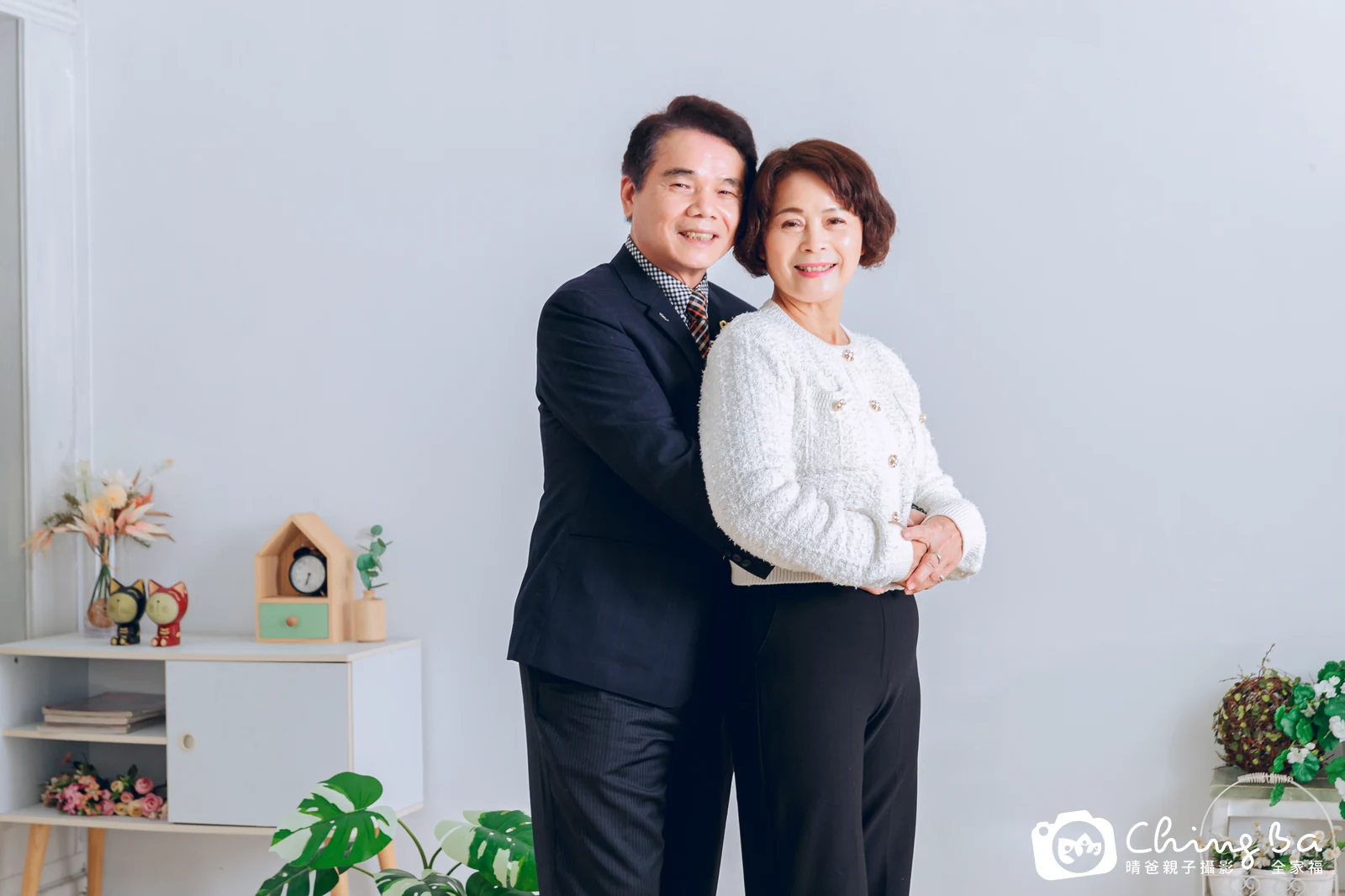 2023 年新春的家族全家福，8 大 4 小