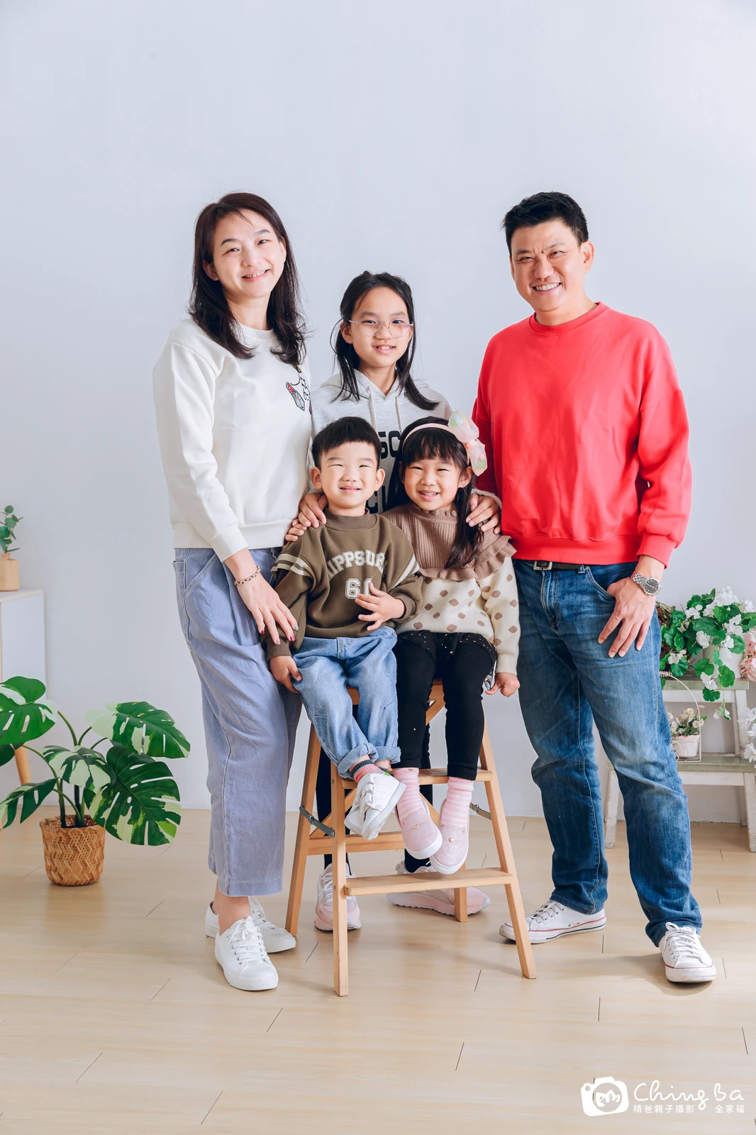一家人在晴爸攝影棚拍全家福