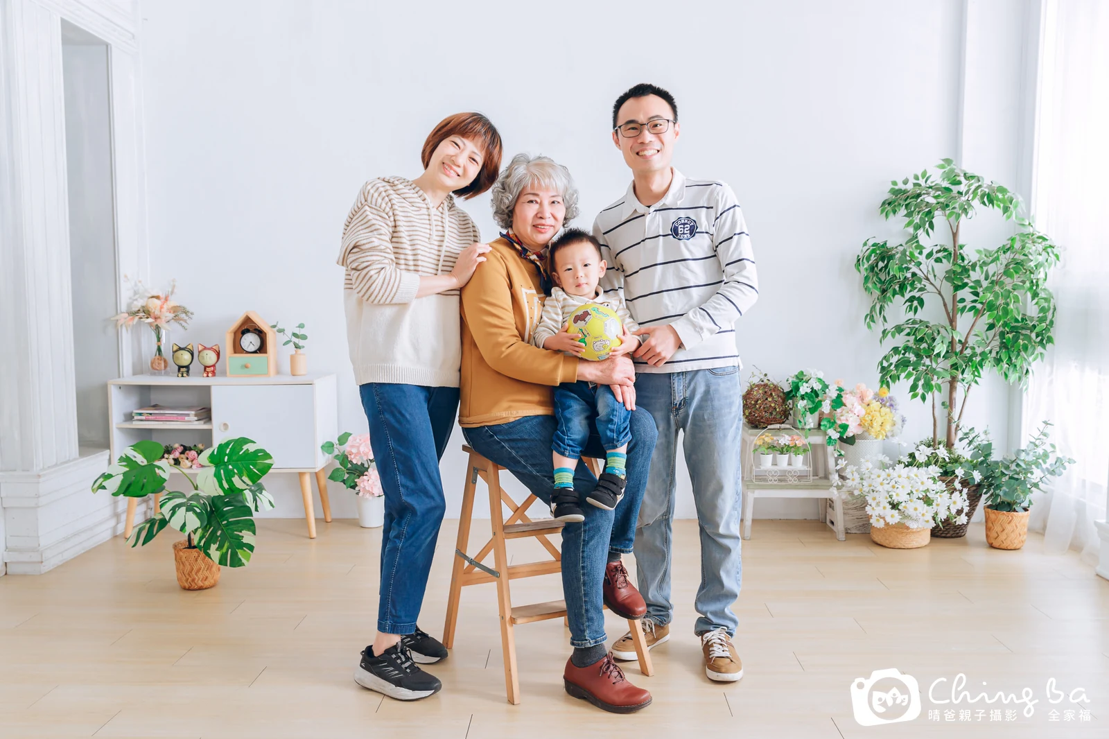 一家人在晴爸攝影棚拍全家福