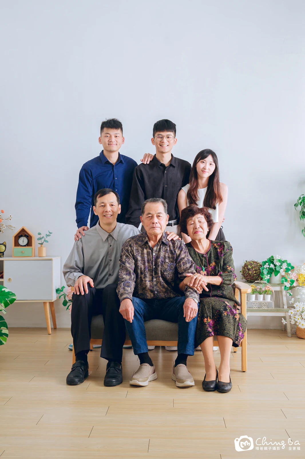 2025 年春季的家族全家福，11 大 0 小