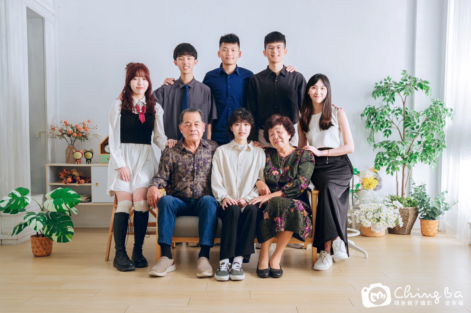 一家人在晴爸攝影棚拍全家福