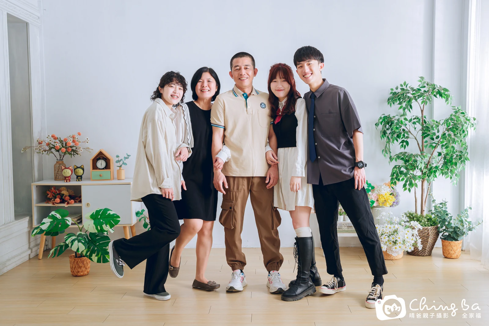 2025 年春季的家族全家福，11 大 0 小